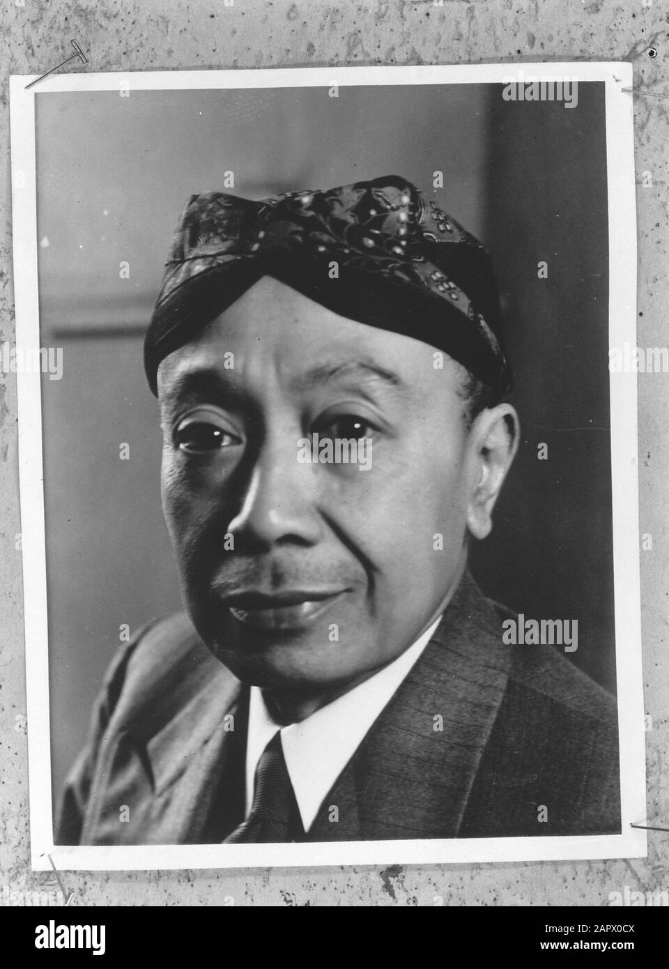 P [Portraits/Persons]/Anefo London Series Pangeran Adispati Airo Soejono Annotation: Repronegative. Nominato Ministro senza portafoglio il 6 giugno 1942. Morì a Londra il 5 gennaio 1943. Date: {Before 1943} Location: Great Britain, London Keywords: Cabinet, Ministers, Portraits, Portraits, Governments, World War Ii Personal Name: Aro Soejono Foto Stock