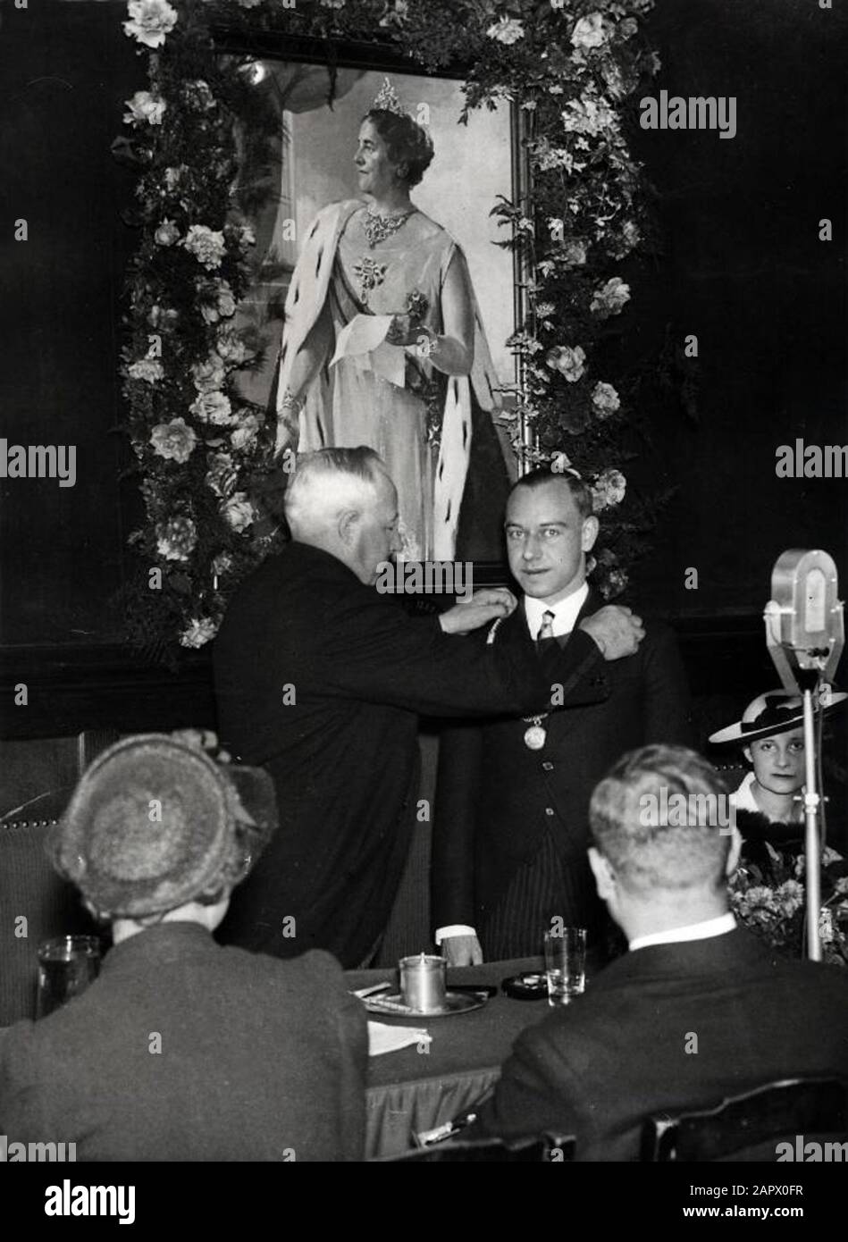 Jonkheer van Nispen tot Pannerden, sindaco di Hillegom alla sua installazione. (KVp) .sullo sfondo un grande ritratto della regina Wilhelmina. Hillegom, Paesi Bassi, 24 Giugno 1937; Foto Stock