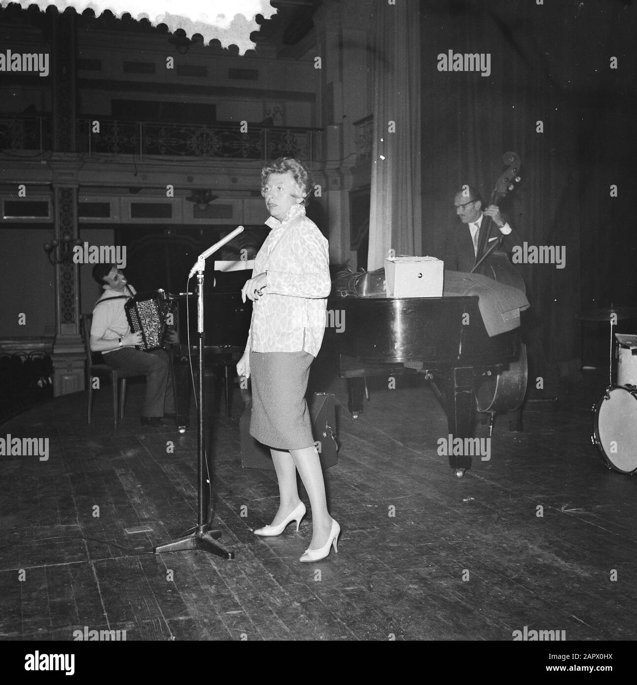 Patachou in Kurhaus Annotation: Patachou (Henriette Ragon, 10 aprile 1918) è stato un cantante francese famoso per le sue esibizioni di chansons di Georges Brassens Data: 30 giugno 1960 Località: L'Aia, Zuid-Holland Parole Chiave: Cabaret, musica, cantanti Nome personale: Patachou Institution name: Kurhaus Foto Stock