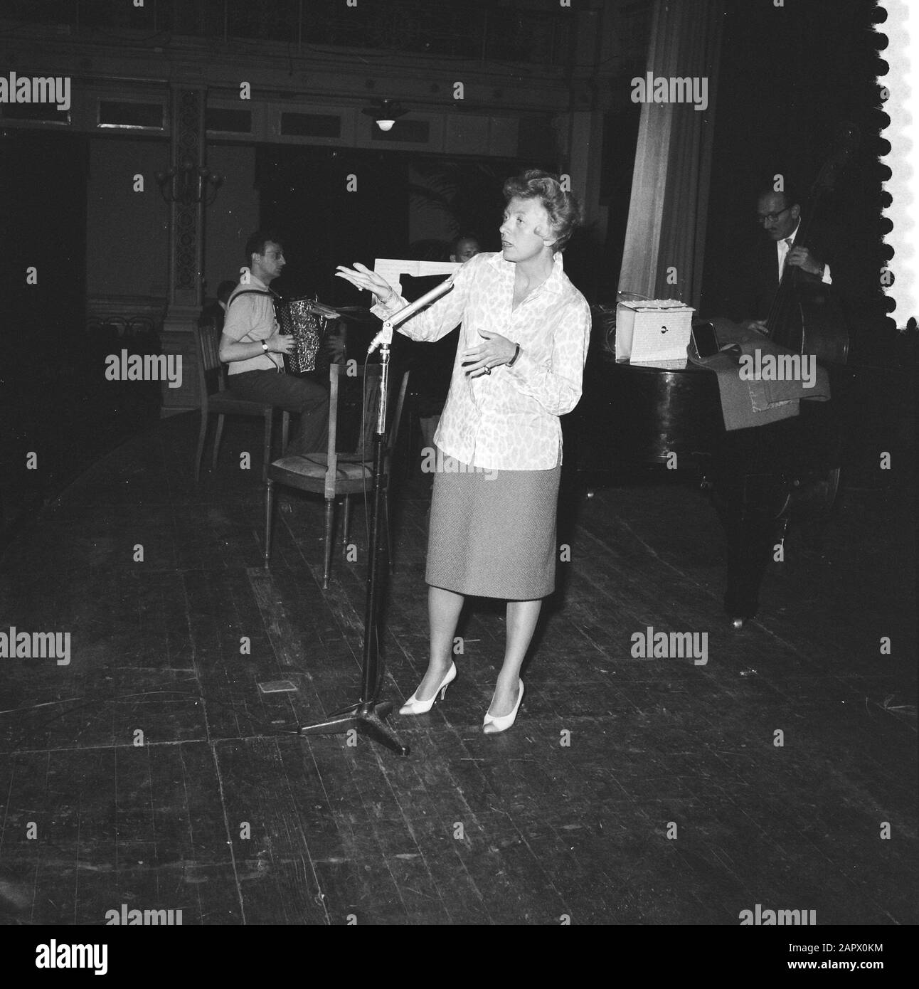 Patachou in Kurhaus Annotation: Patachou (Henriette Ragon, 10 aprile 1918) è stato un cantante francese famoso per le sue esibizioni di chansons di Georges Brassens Data: 30 giugno 1960 Località: L'Aia, Zuid-Holland Parole Chiave: Cabaret, musica, cantanti Nome personale: Patachou Institution name: Kurhaus Foto Stock