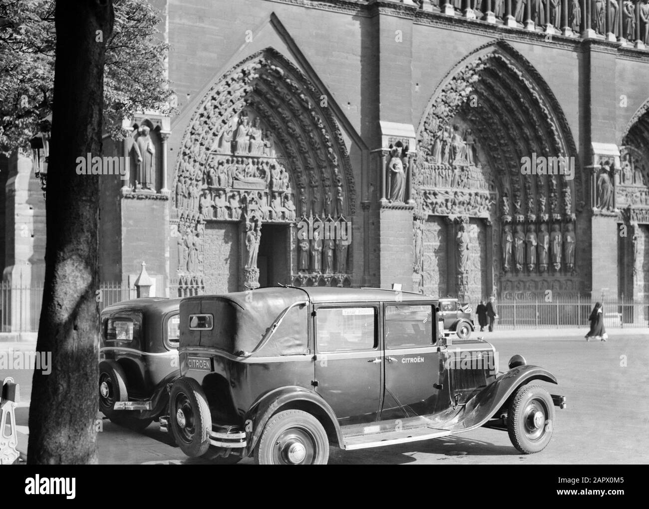 Reportage Paris.The Cathedral Notre Dame with Cars Data: 1937 Località: Francia, Parigi, Senna Parole Chiave: Automobili, alberi, gotico, cattedrali, portali, immagini di strada Foto Stock