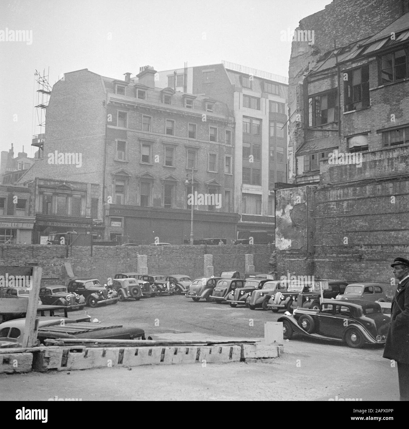 Reportage London Parcheggio tra case distrutte Data: 1947 Località: Gran Bretagna, Londra Parole Chiave: Automobili Foto Stock