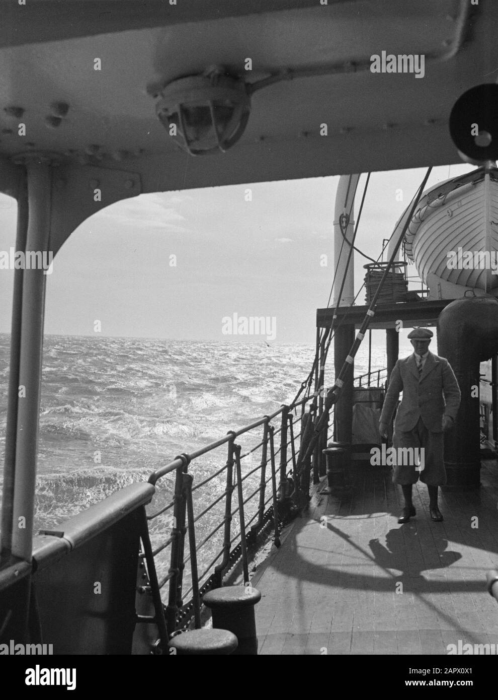 Islanda passeggero sul ponte di una nave in alto mare Data: 1934 posizione: Islanda Parole Chiave: Recinti, bretelle, salvagente, navi, nautica, mari Foto Stock