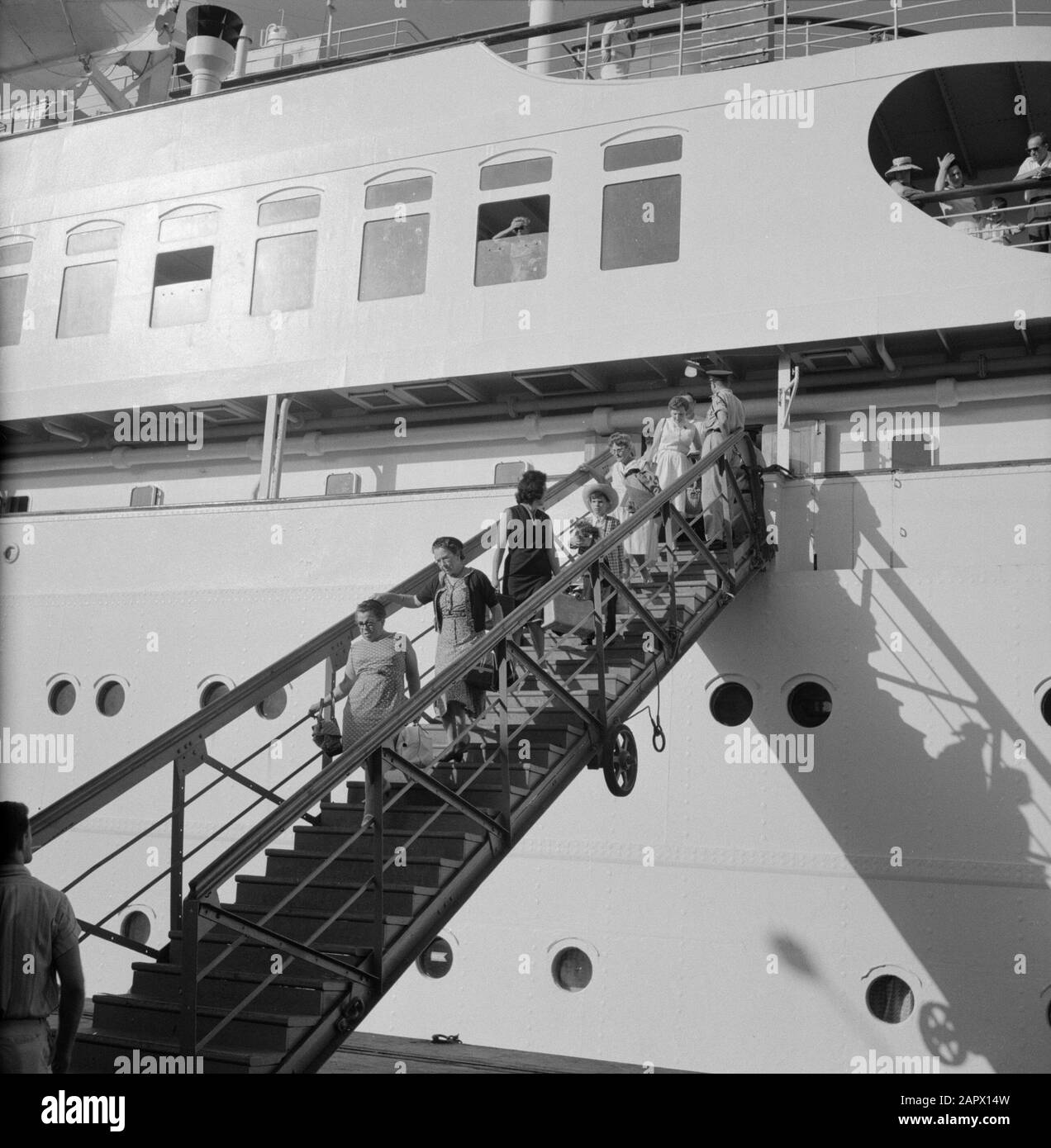 Israele 1964-1965: Haifa, arrivo delle navi passeggeri Passeggeri con bagagli a piedi su una scala mobile dalla nave SS Zion al molo Annotazione: Haifa è una città portuale e resort sul mare nel Nord Israele, nella parte più settentrionale delle montagne del Carmelo e nel Mediterraneo Data: 1964 Località: Haifa, Israele Parole Chiave: Arrivo e partenza, bagagli, porti, banchine, disembargkations, navi passeggeri Foto Stock
