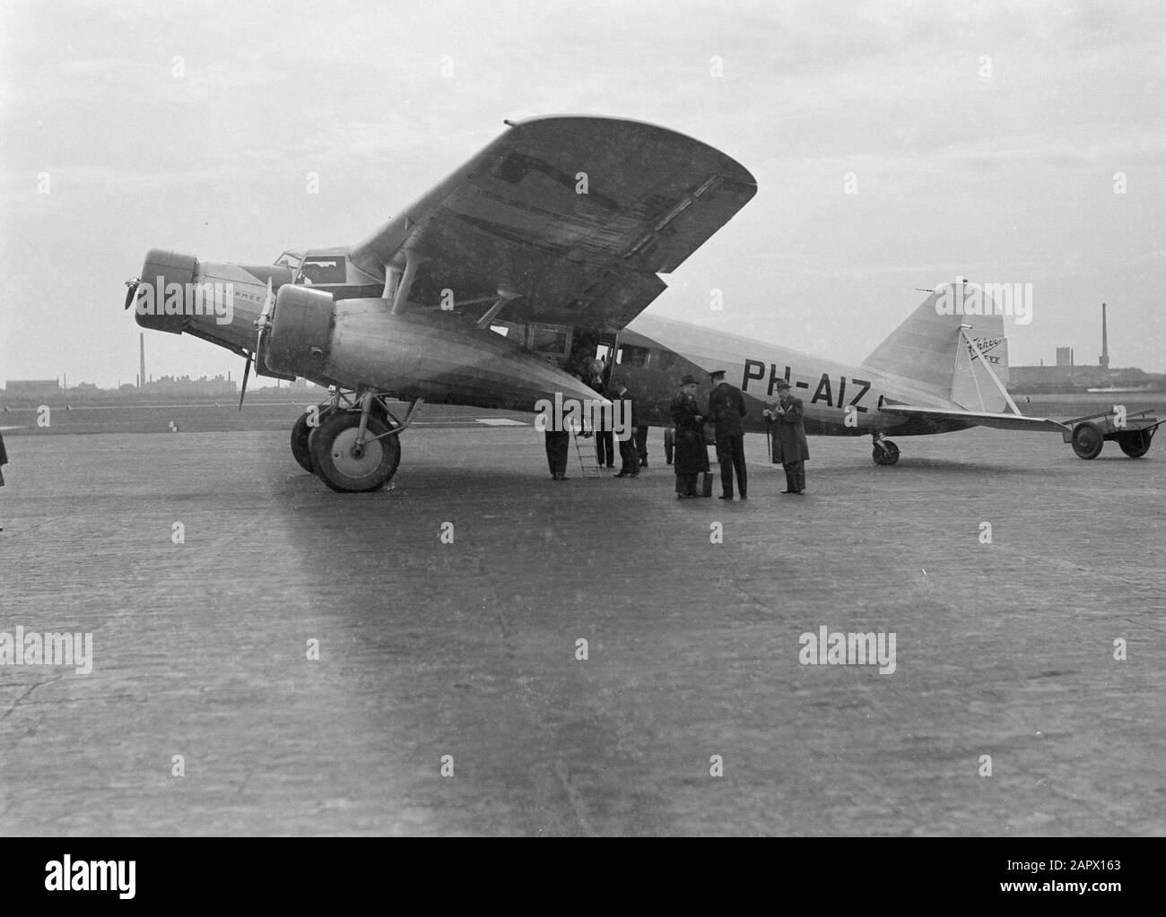 Aeroporto Berlin - Tempelhof Passeggeri che si allontanano dal Fokker F.XX PH-AIZ Silver Gull all'aeroporto di Berlino - Tempelhof Data: Ottobre 1934 posizione: Berlino, Germania Parole Chiave: Aeronau, compagnie aeree, viaggiatori, aerei, personale aereo, aeroporti Nome istituto: Berlin-Tempelhof Foto Stock
