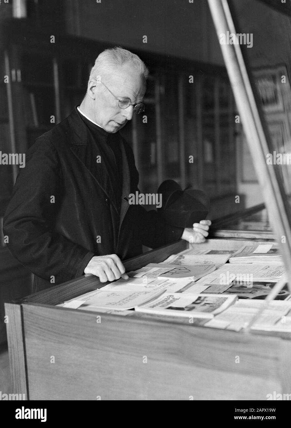 Roma: Il Pontificio Collegio Olandese Padre Zey in una vetrina con volantini sulla fede Cattolica Romana Data: Dicembre 1937 luogo: Italia, Roma Parole Chiave: Libri, cattolicesimo, vetrine Nome personale: Zey, Foto Stock