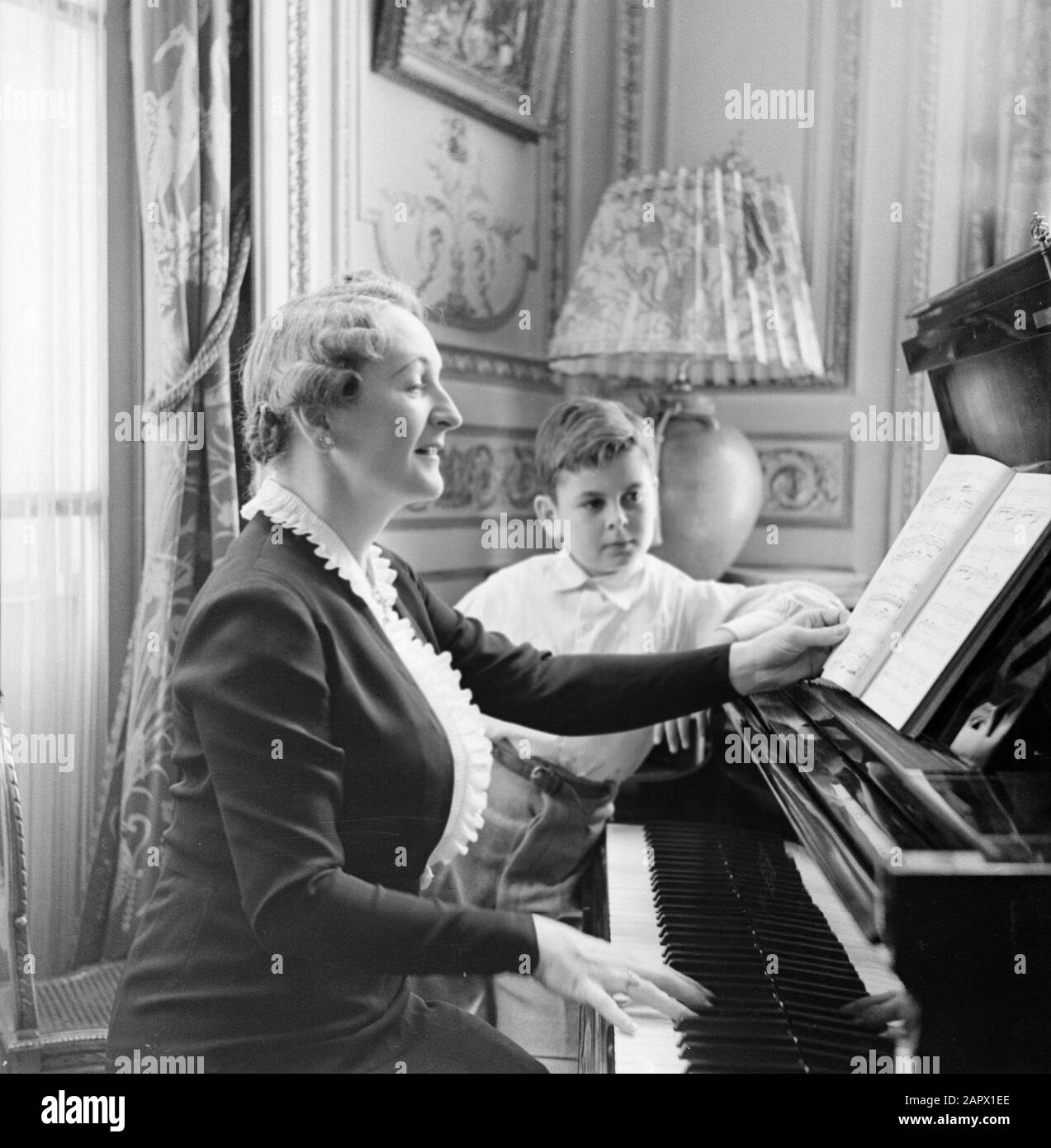 Ambasciatore Štefan Osuský e la sua famiglia Pavla Vachková-Osuská, moglie di diplomatico Štefan Osuský, e loro figlio Štefan al pianoforte Annotazione: Štefan Osuský, politico e diplomatico cecoslovacco, 1889-1973 Questa serie di foto è stata fatta dentro e intorno all'ambasciata ceca a Parigi Data: 1939 luogo: Francia, Parigi Parole Chiave: Ambasciate, interni, bambini, pianoforti, donne Nome personale: Osuský (junior), Štefan, Vachková-Osuská, Pavla Foto Stock