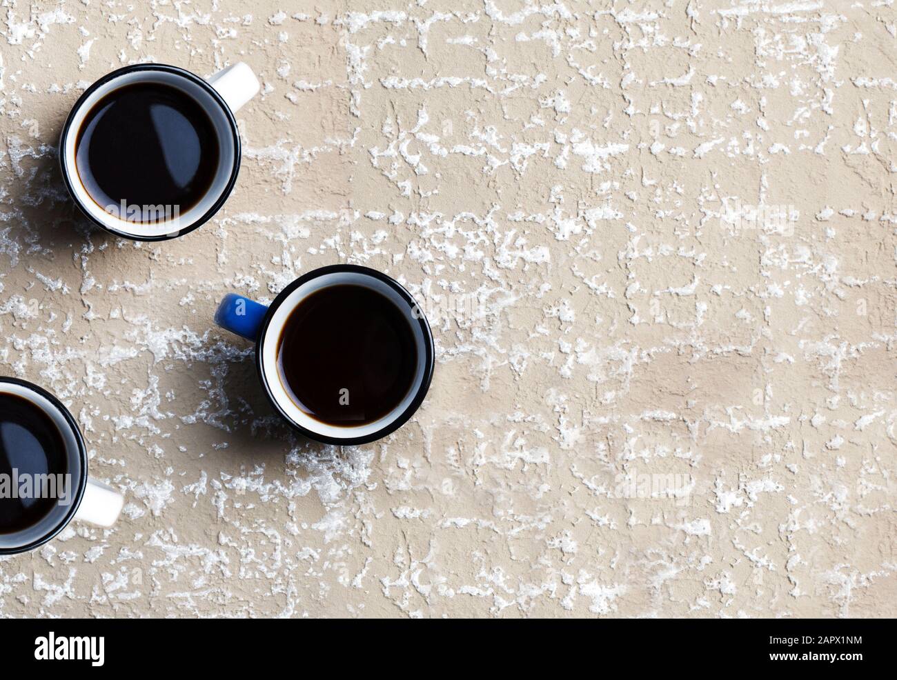 Tazze di caffè nero su sfondo di pietra, vista dall'alto. Concetto di minimalismo alimentare. Spazio di copia Foto Stock