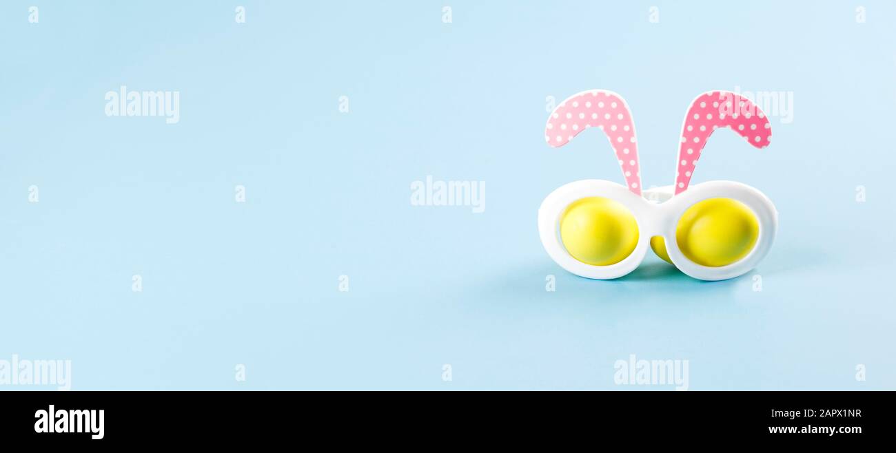 Banner di Pasqua con coniglietto di Pasqua. Bicchieri di coniglio di Pasqua. Concetto di Pasqua. Spazio di copia Foto Stock