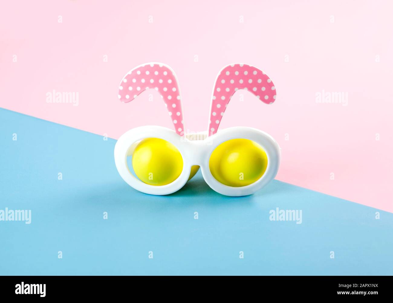 Banner di Pasqua con coniglietto di Pasqua. Bicchieri di coniglio di Pasqua. Concetto di Pasqua. Spazio di copia Foto Stock