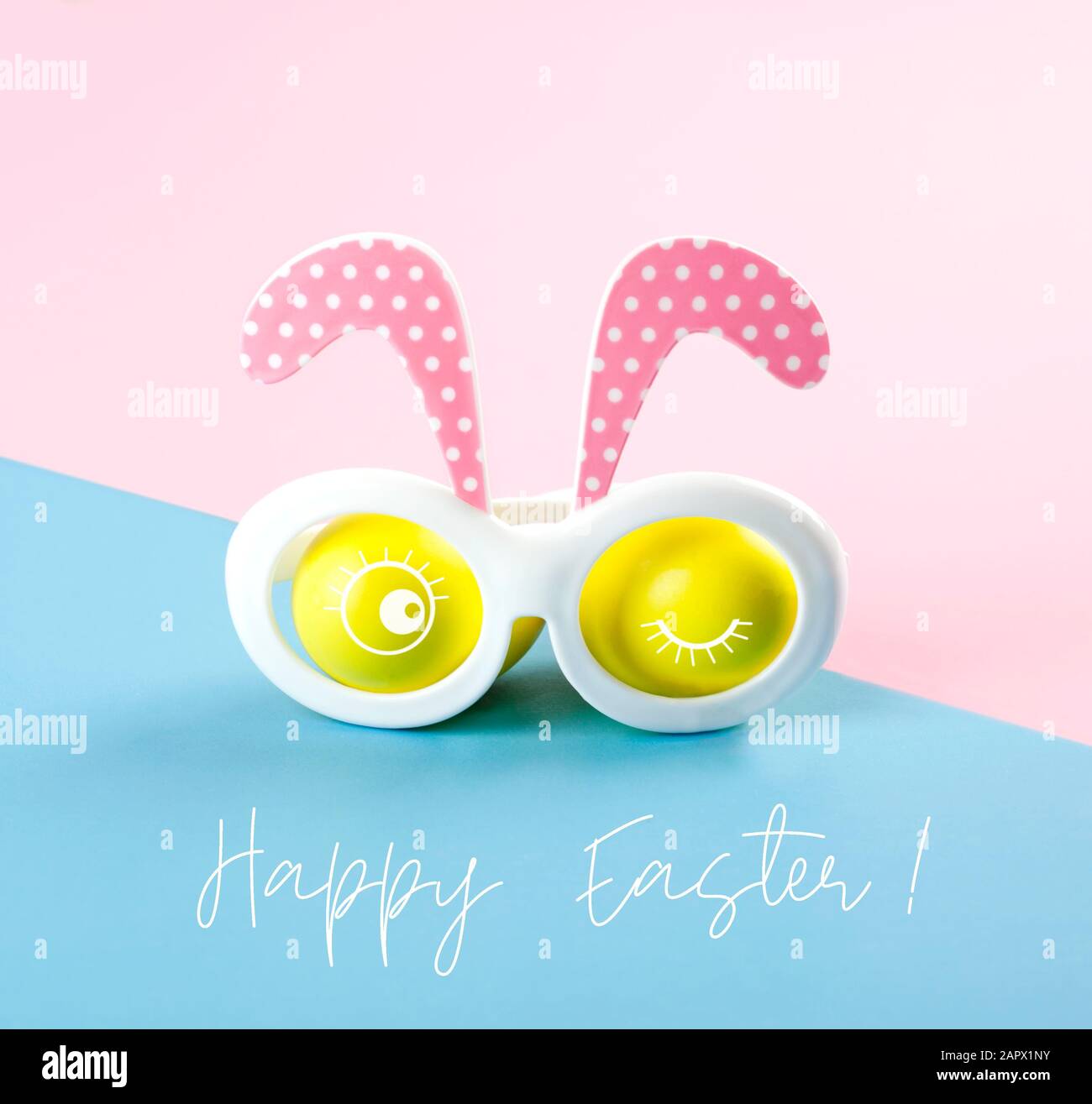 Banner di Pasqua con coniglietto di Pasqua. Bicchieri di coniglio di Pasqua. Concetto di Pasqua. Spazio di copia Foto Stock