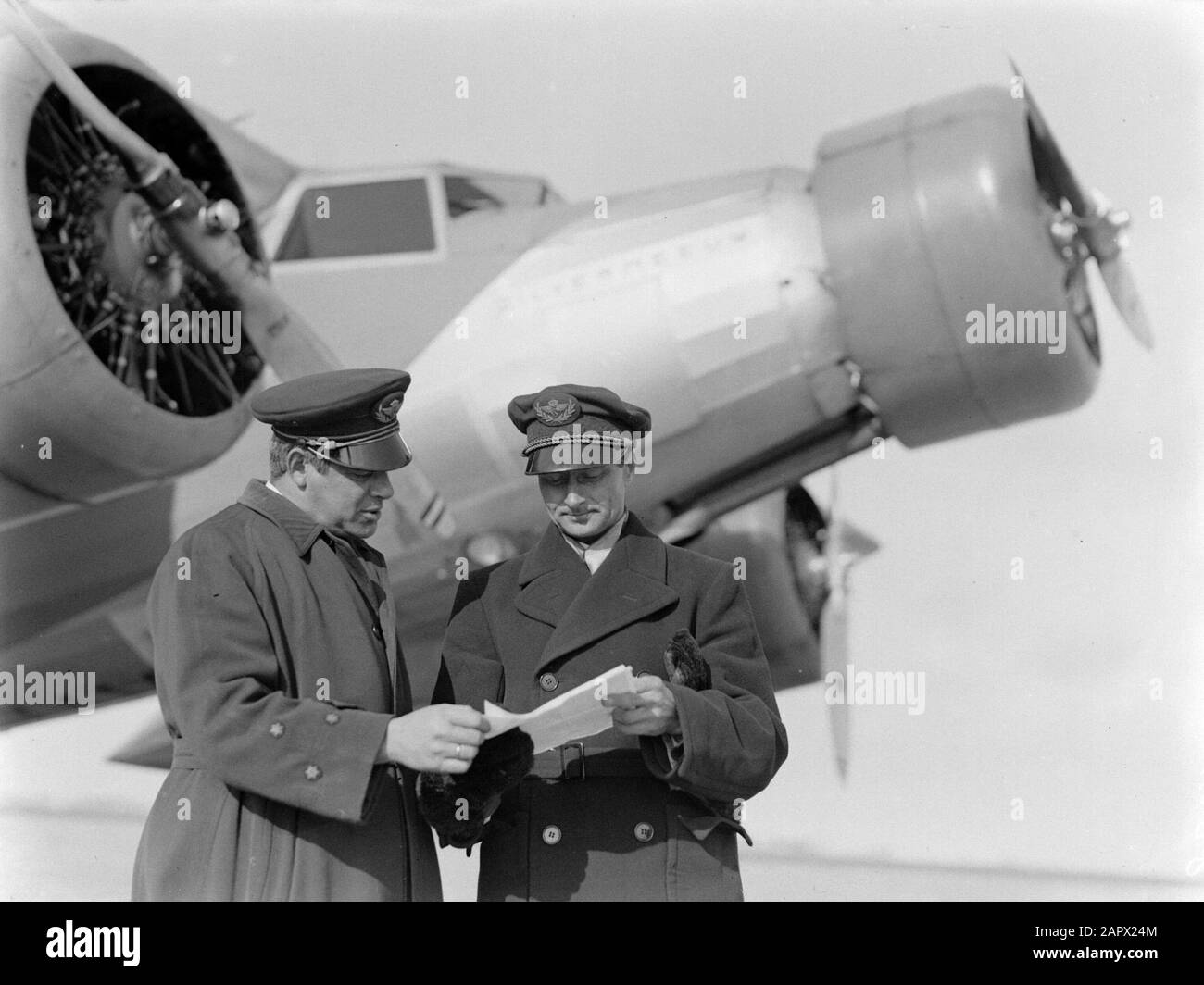 Aeroporto di Berlino - Tempelhof piloti con destra Willem Beekman al Fokker F.XX PH-AIZ Silver Gull Data: Ottobre 1934 posizione: Berlino, Germania Parole Chiave: Aviazione, compagnie aeree, piloti, aeromobili, personale aeronautico, campi aerei Nome personale: Beekman, Willem Institution Nome: Berlin-Tempelhof Foto Stock