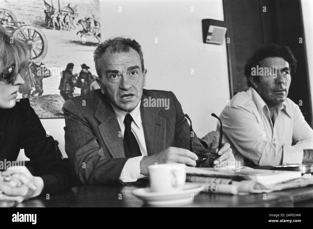 Pietro Ingrao (membro del Partito Comunista Italiano) dà conferenza stampa all'Aia Data: 7 maggio 1976 Località: L'Aia, Zuid-Holland Parole Chiave: Comunismo, conferenze stampa Nome personale: Ingrao, Pietro Foto Stock