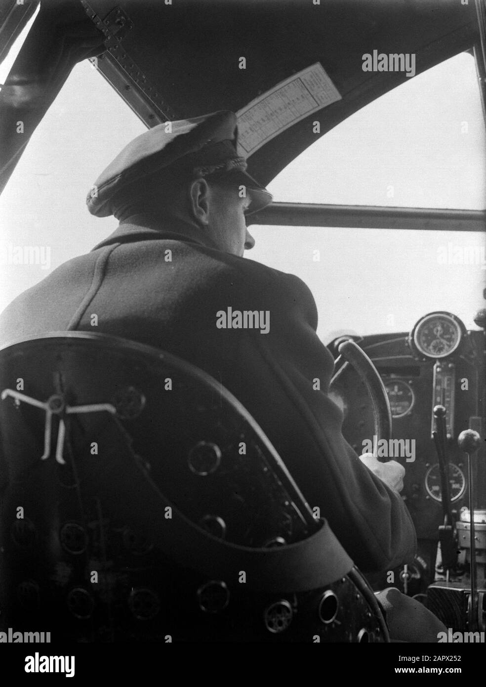 Aeroporto di Berlino - Tempelhof Pilot Willem Beekman nella cabina di pilotaggio del Fokker F.XX PH-AIZ Silver Gull Data: Ottobre 1934 posizione: Berlino, Germania Parole Chiave: Cockpit, velivoli, compagnie aeree, piloti, aerei Nome personale: Beekman, Willem Institution Nome: KLM Foto Stock