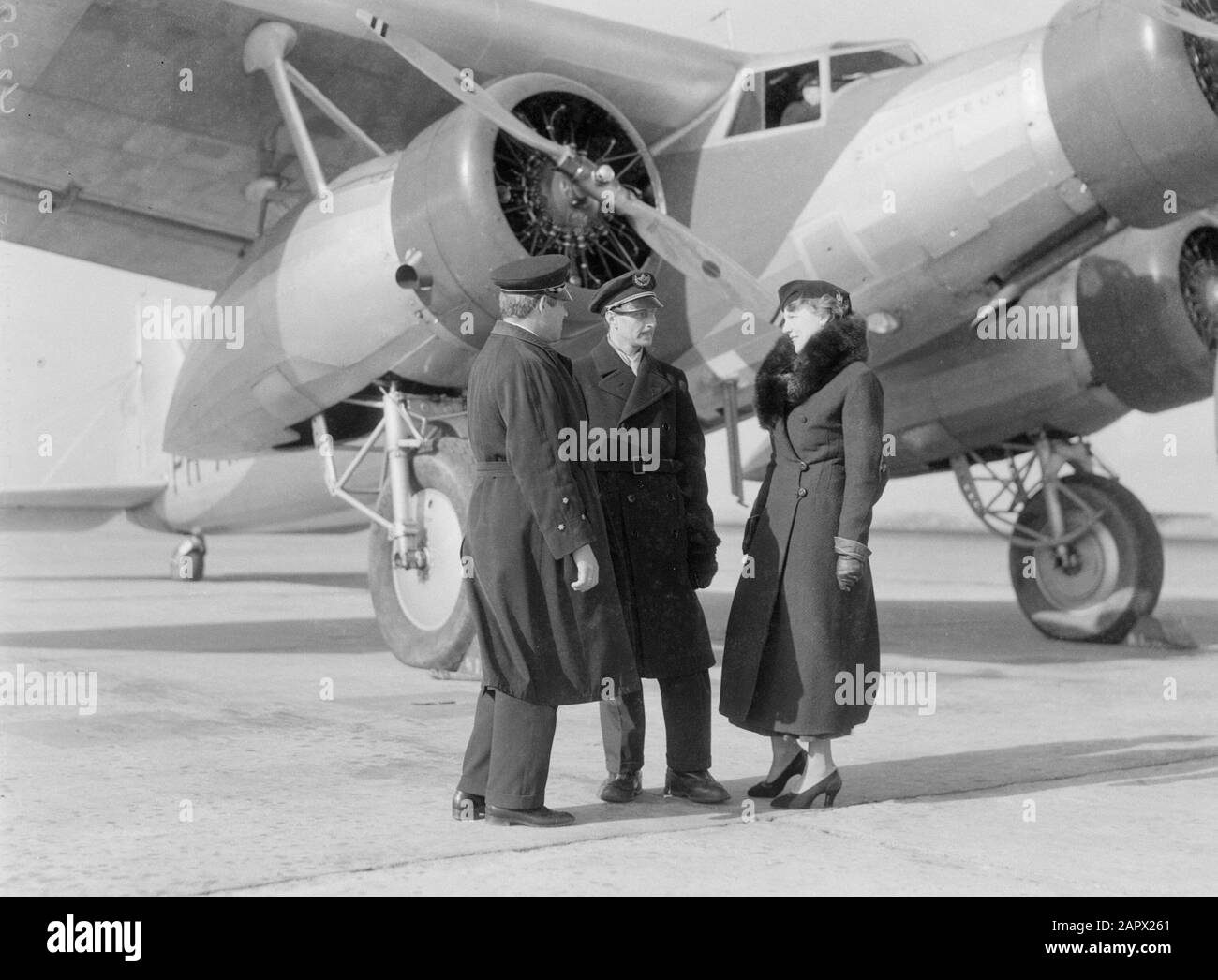 Fokker F.XX PH-AIZ Zilvermeeuw piloti e una donna sconosciuta al Fokker F.XX PH-AIZ Zilvermeeuw, nel mezzo Willem Beekman Data: Ottobre 1934 Località: Berlino, Germania Parole Chiave: Aeronau, compagnie aeree, piloti, eliche, aeroplani, campi d'aviazione Nome personale: Beekman, Willem Foto Stock