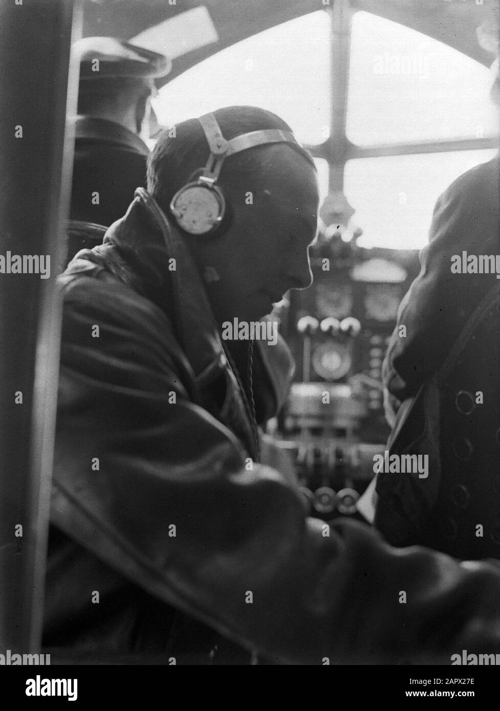 Aeroporto di Berlino - Tempelhof piloti e marconisti nella cabina di pilotaggio del Fokker F.XX PH-AIZ Silver Gull Data: Ottobre 1934 posizione: Berlino, Germania Parole Chiave: Cockpit, velivoli, compagnie aeree, marconisti, piloti, aerei Foto Stock