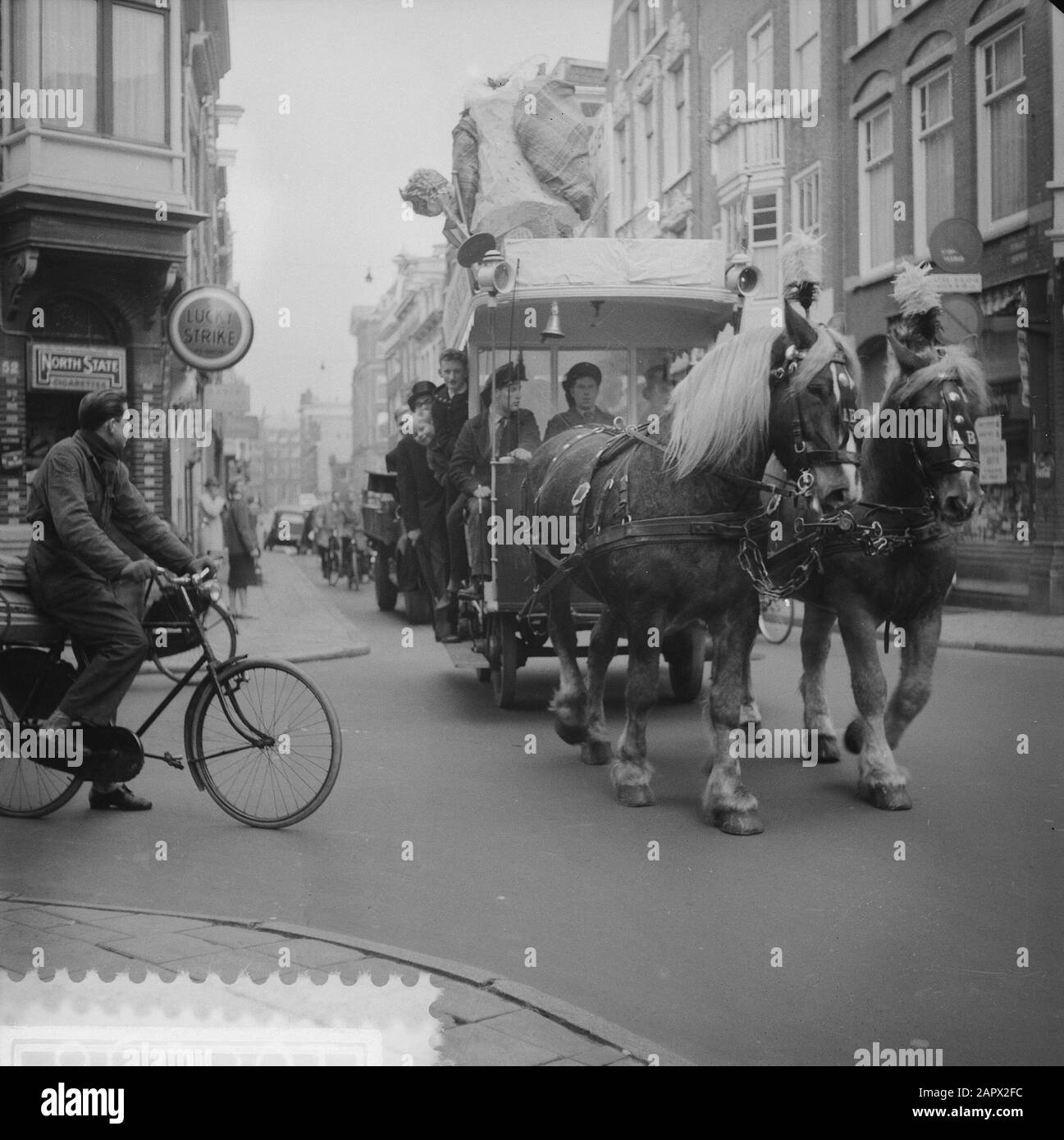 Gli studenti dell'Akademeia contestano le tariffe dei tram ad Amsterdam, il tram per le strade di Amsterdam Data: 6 novembre 1959 Località: Amsterdam, Noord-Holland Parole Chiave : STREATES, STUDENTI, tram, protestanti Foto Stock