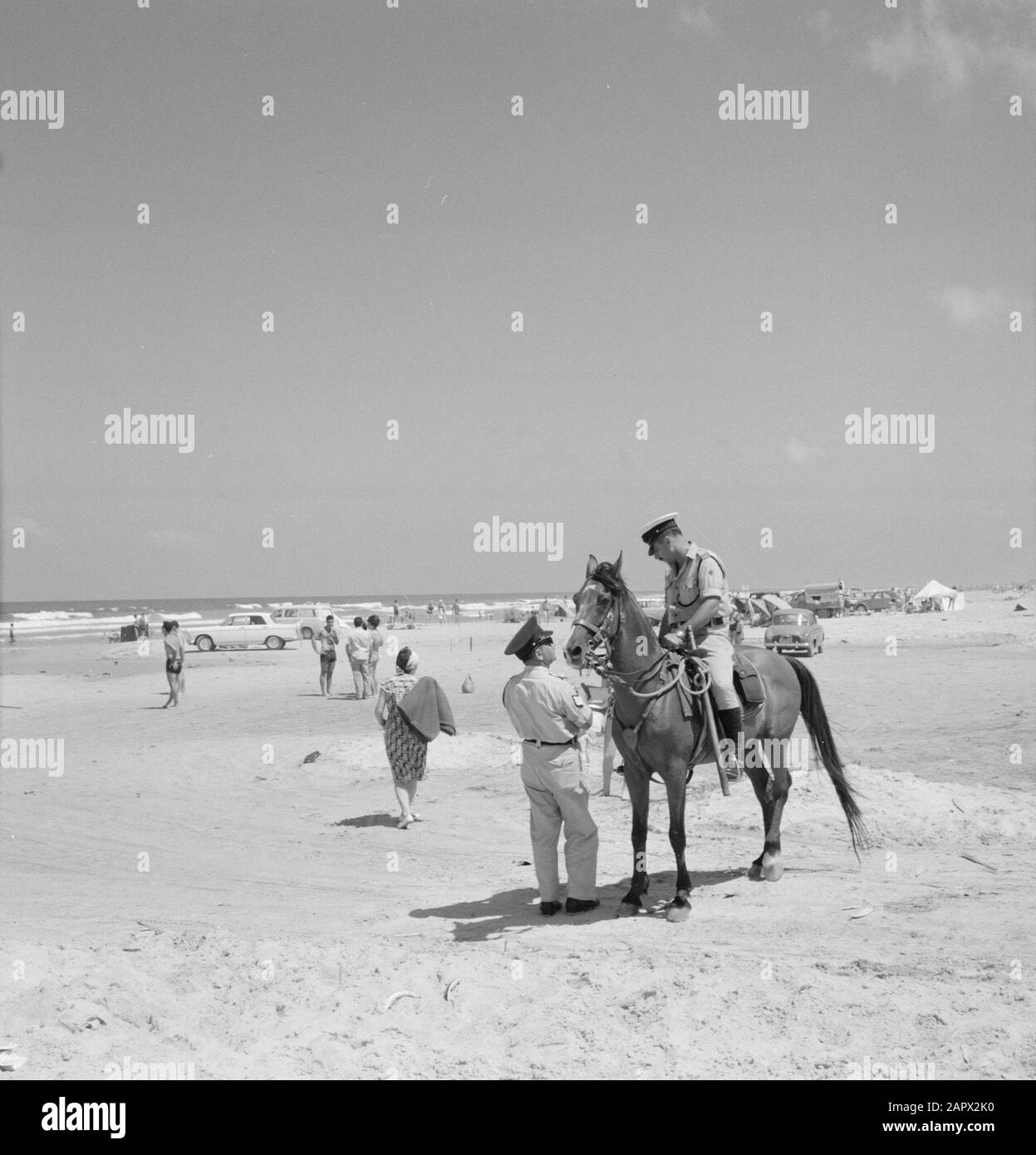 Israele: Herzlia (Herzliya) poliziotto a cavallo con collega e bagnanti alla spiaggia Data: Undata: Luogo: Herzliya, Israele Parole Chiave: Bagnanti, cavalli, polizia, piloti, spiagge : poll, Willem van de, Foto Stock