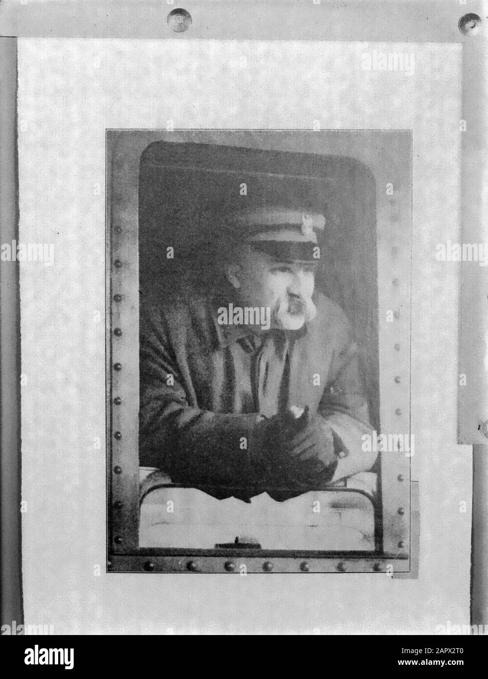 Viaggio in Polonia Ritratto dell'anziano maresciallo e fondatore della seconda Repubblica Polacca JÃ³zef Klemens Piåsudski Pendente dalla finestra di un percorso ferroviario Data: 1934 luogo: Polonia Parole Chiave : militari, politici, ritratti, uniformi Nome personale: Pilsudski, Joseph Foto Stock