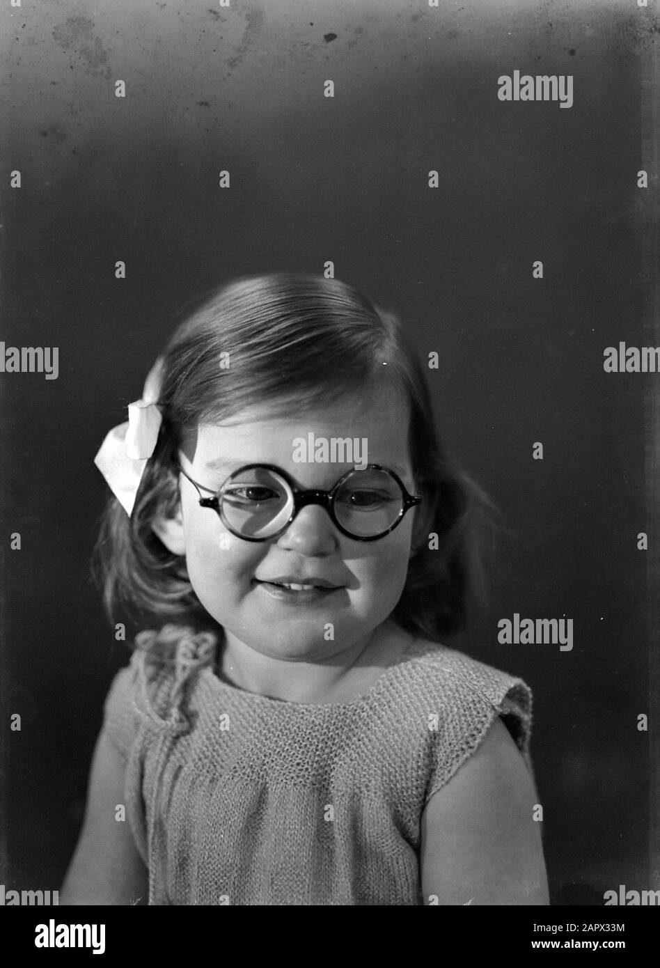 Ritratti dei bambini Ritratto di una ragazza con occhiali Data: 1933 Parole Chiave: Occhiali, ragazze, ritratti Foto Stock