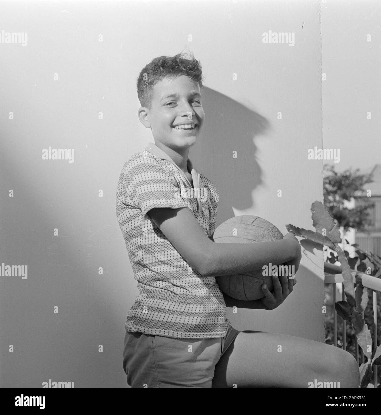 Ritratto di Eli Makover con calcio Data: 1 gennaio 1964 luogo: Israele Parole Chiave: Ragazzi, bambini, ritratti, calcio Nome personale: Makover, Eli Foto Stock