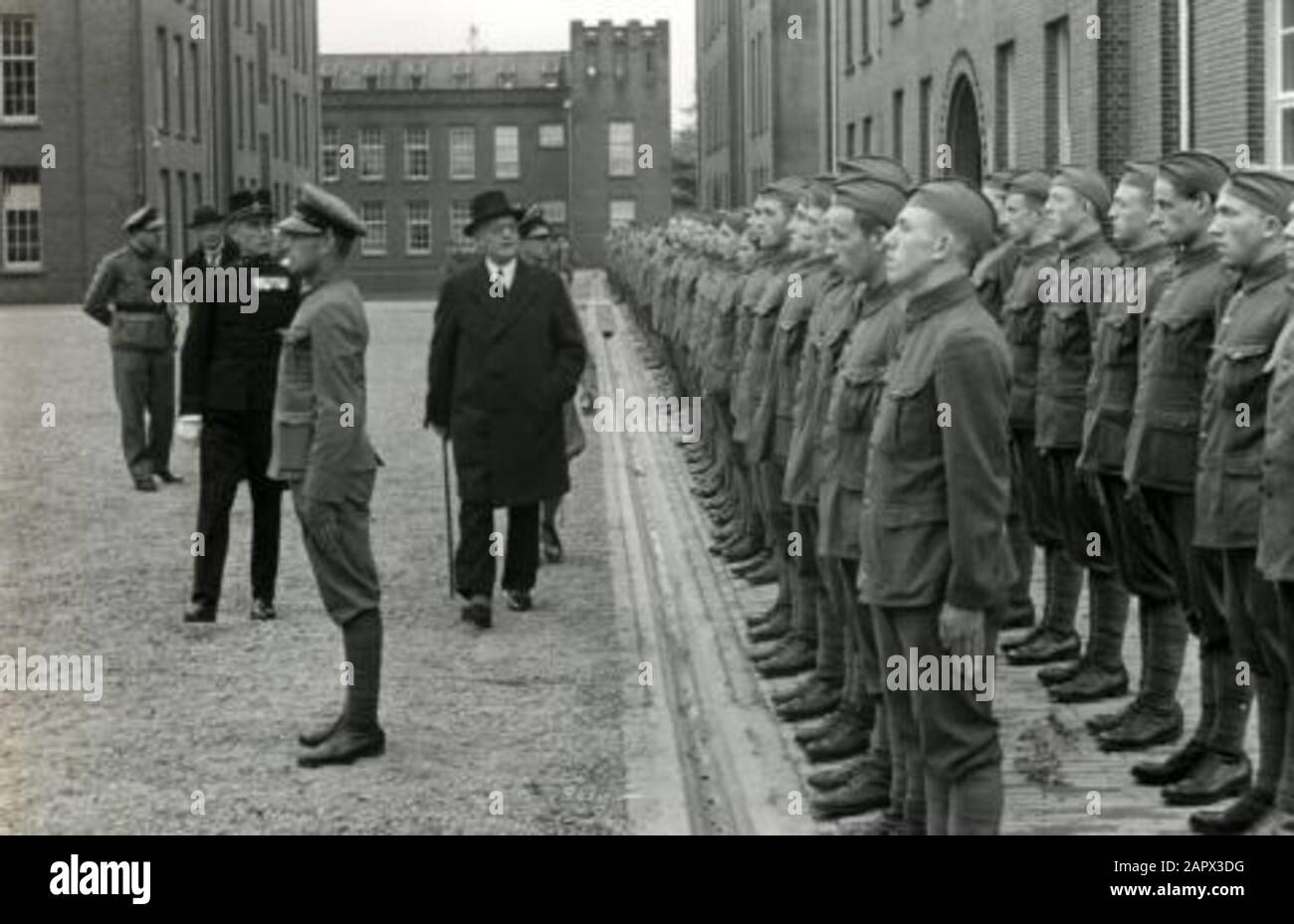 Esercito olandese, truppe coloniali, KNIL. Ispezione degli uomini di Colonial Reserve prima di partire per Ned. Indi-Ned Est. Nella caserma Della Riserva coloniale di Nijmegen del Ministro C. Saldatrice. Paesi Bassi, 1937. Foto Stock