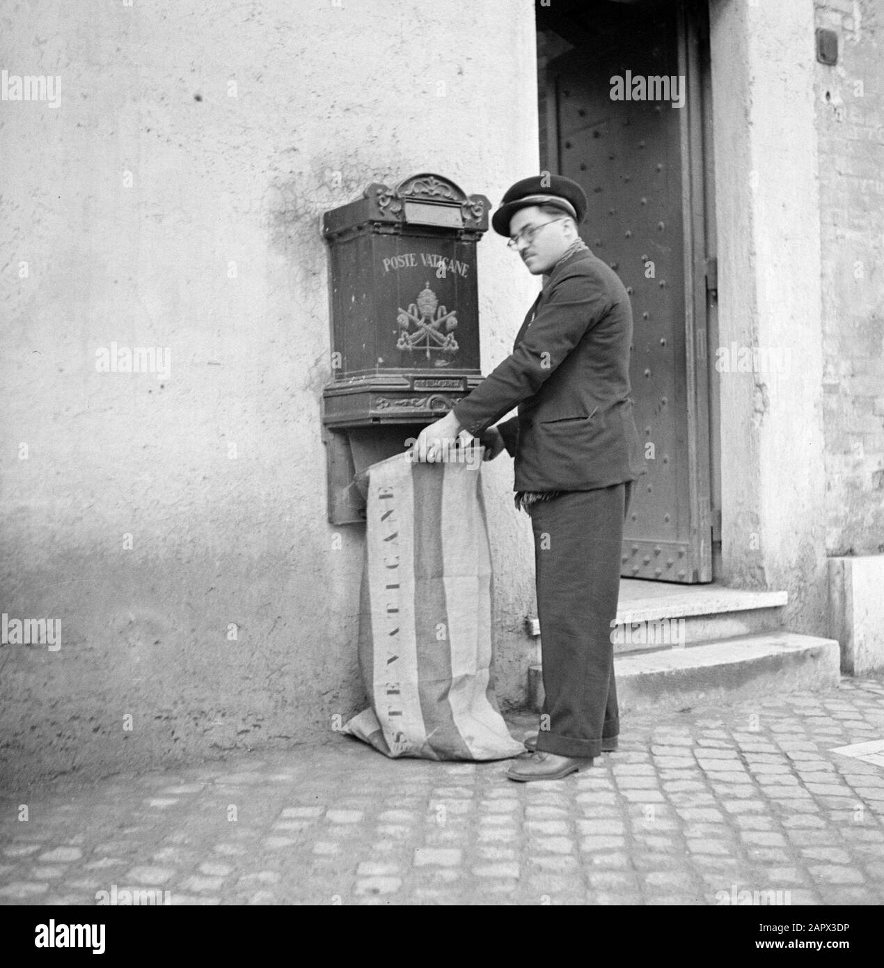 Roma: Visita alla Città del Vaticano Postman con una mailbox nella Città del Vaticano Data: Dicembre 1937 Località: Italia, Roma, Città del Vaticano Parole Chiave: Mailbox, mailmen, parole postali, immagini di strada Foto Stock