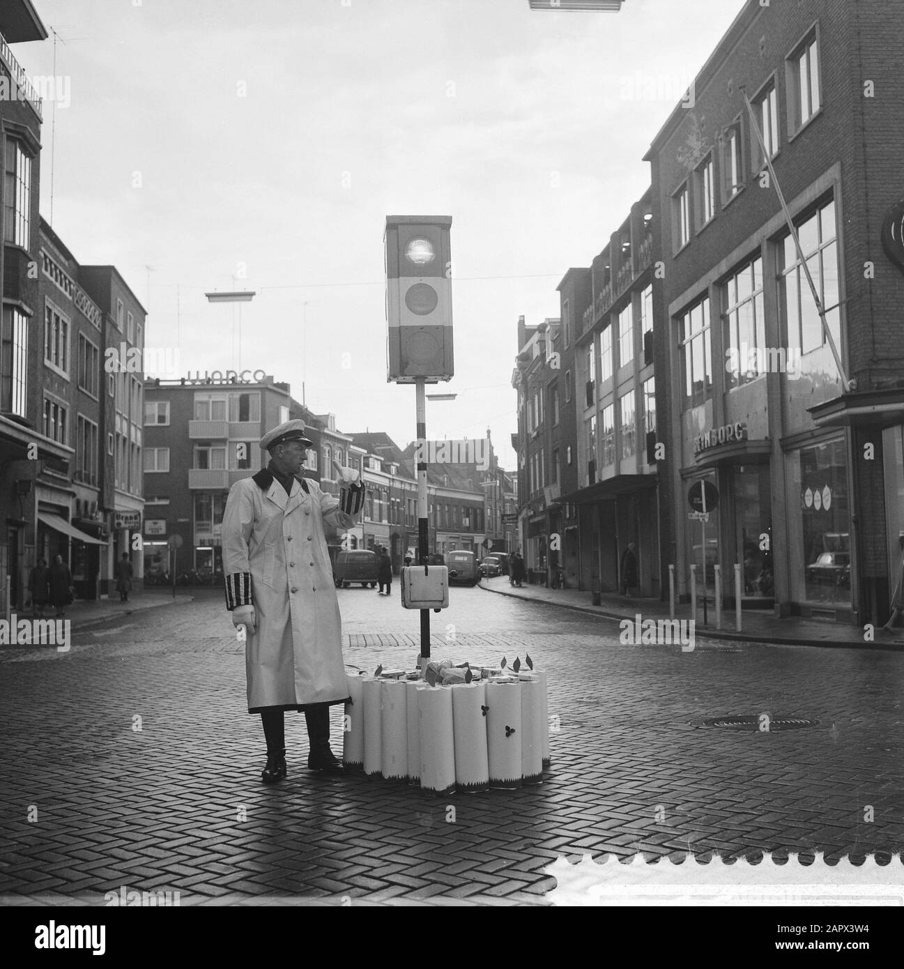 Nijmegen gli ufficiali di traffico ricevono regali di Natale dagli automobilisti Data: 23 dicembre 1959 luogo: Nijmegen Parole Chiave: Polizia, semafori, traffico Foto Stock