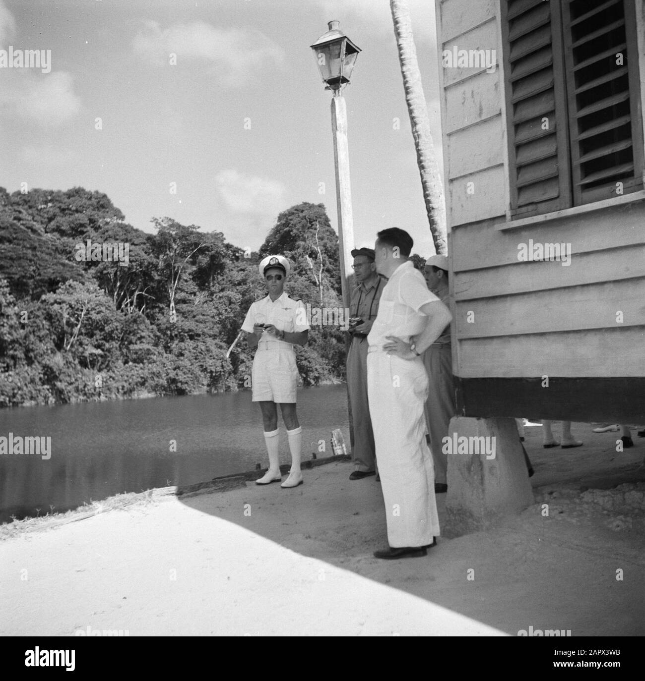 Antille Olandesi e Suriname al momento della visita reale della Regina Juliana e del Principe Bernhard nel 1955 Prince Bernhard nella Stazione via cavo Data: Ottobre 1955 Ubicazione: Stazione via cavo, Suriname Parole Chiave: Visite Nome personale: Bernhard, Prince Foto Stock