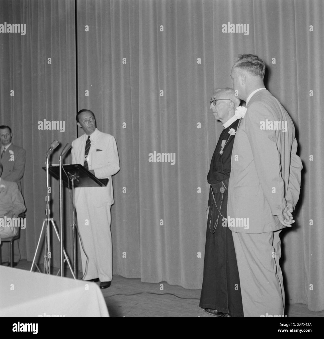 Antille Olandesi e Suriname al momento della visita reale della Regina Juliana e del Principe Bernhard nel 1955 il principe Bernhard presenta la garofano d'argento del Fondo del Principe Bernhard a Padre G.W.M. Ahlbrinck a causa della sua ricerca sulla cultura degli indiani Annotazione: Willem Ahlbrinck (1885-1966) ha lavorato come redentorista in Suriname a partire dai 25 anni. Ha pubblicato una serie di studi sugli indiani. Nel 1968, nella sua memoria fu fondata la Fondazione Padre Ahlbrinck Data: 4 novembre 1955 Località: Paramaribo, Suriname Parole Chiave: Visite, premi, principi Nome personale: Ahlbrinck, Willem, Ber Foto Stock
