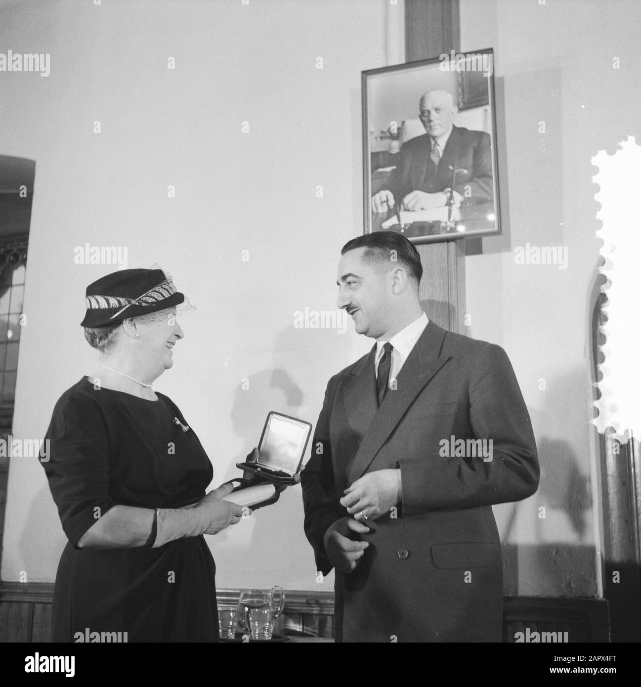 Premio Edward Medal Annotazione: Postuum assegnato al Dr. A. Plesman e assegnato alla sua vedova Sig.ra S.J. Plesman - Van Eijck nella sala di ruolo del Ridderzaal a l'Aia. Destra Il Presidente Dell'Organizzazione Internazionale Dell'Aviazione Civile; Walter Binaghi Data: 22 Gennaio 1960 Località: Den Haag Parole Chiave: Aviazione, Premi Foto Stock