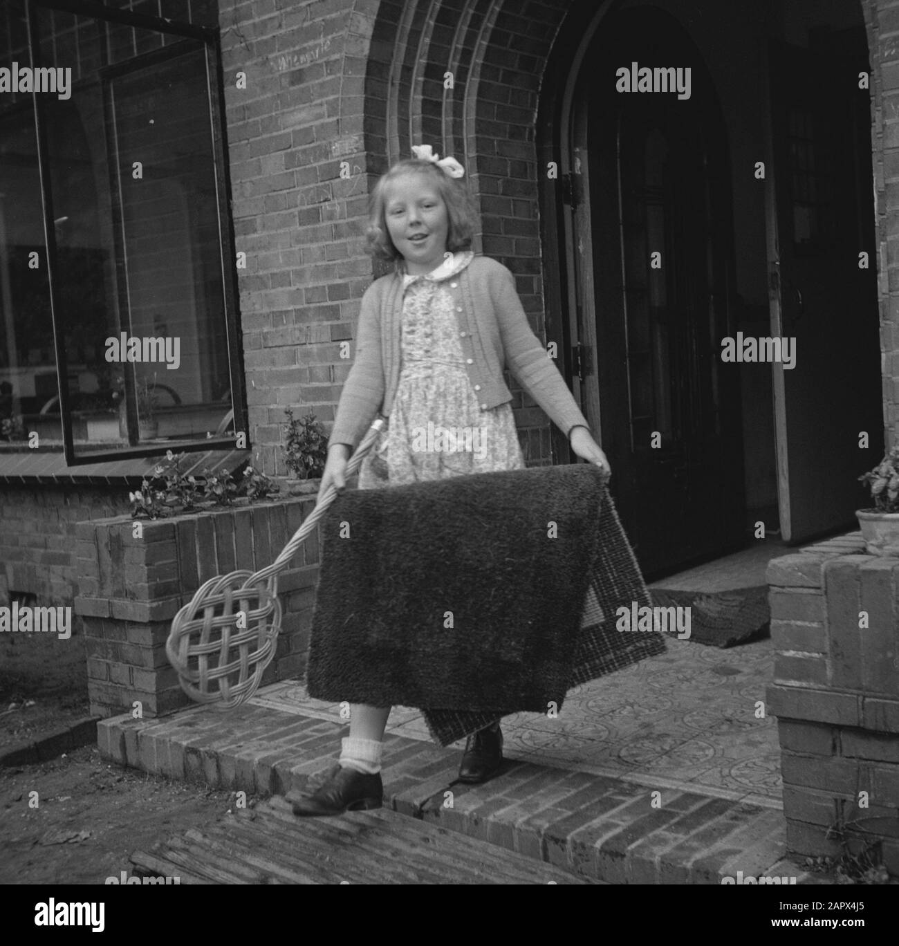 Princess Beatrix con tappetino knocker e zerbino Data: 1945 luogo: Canada Parole Chiave: Mats, Mats, principesse, seconda Guerra Mondiale Nome personale: Beatrix (princess Netherlands) : Unknown/Public Domain Foto Stock