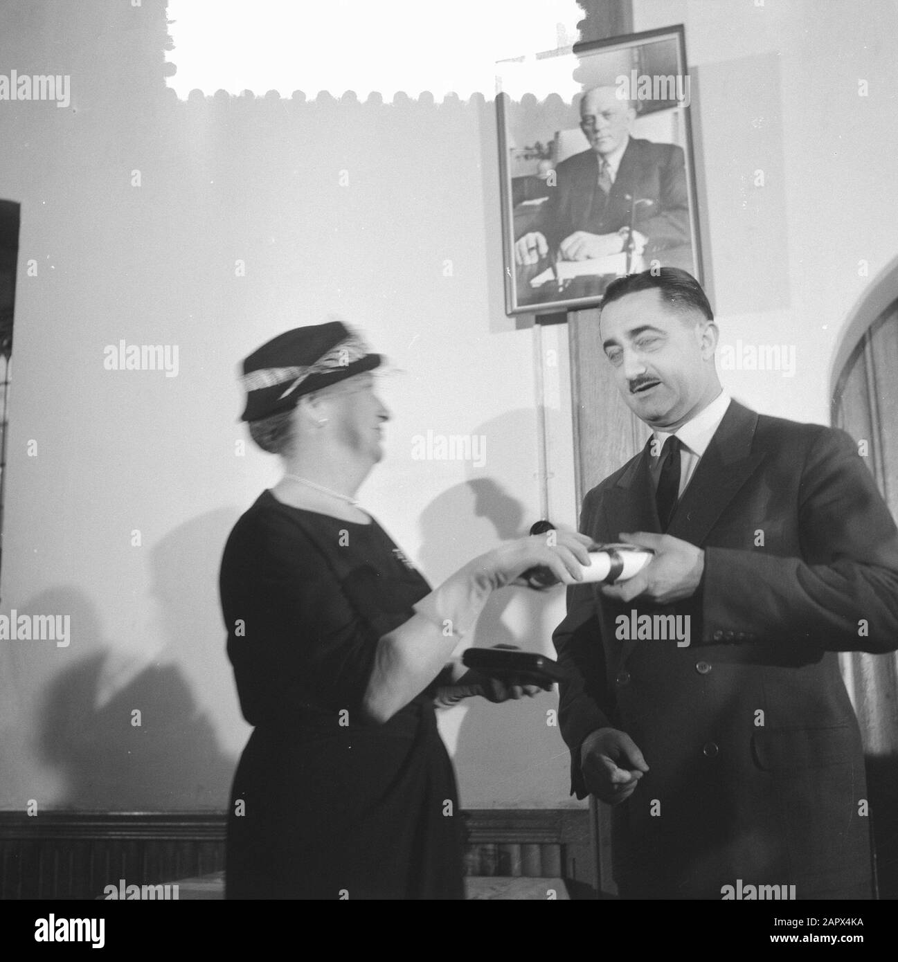 Premio Edward Medal Annotazione: Postuum assegnato al Dr. A. Plesman e assegnato alla sua vedova Sig.ra S.J. Plesman - Van Eijck nella sala di ruolo del Ridderzaal a l'Aia. Destra Il Presidente Dell'Organizzazione Internazionale Dell'Aviazione Civile; Walter Binaghi Data: 22 Gennaio 1960 Località: Den Haag Parole Chiave: Aviazione, Premi Foto Stock