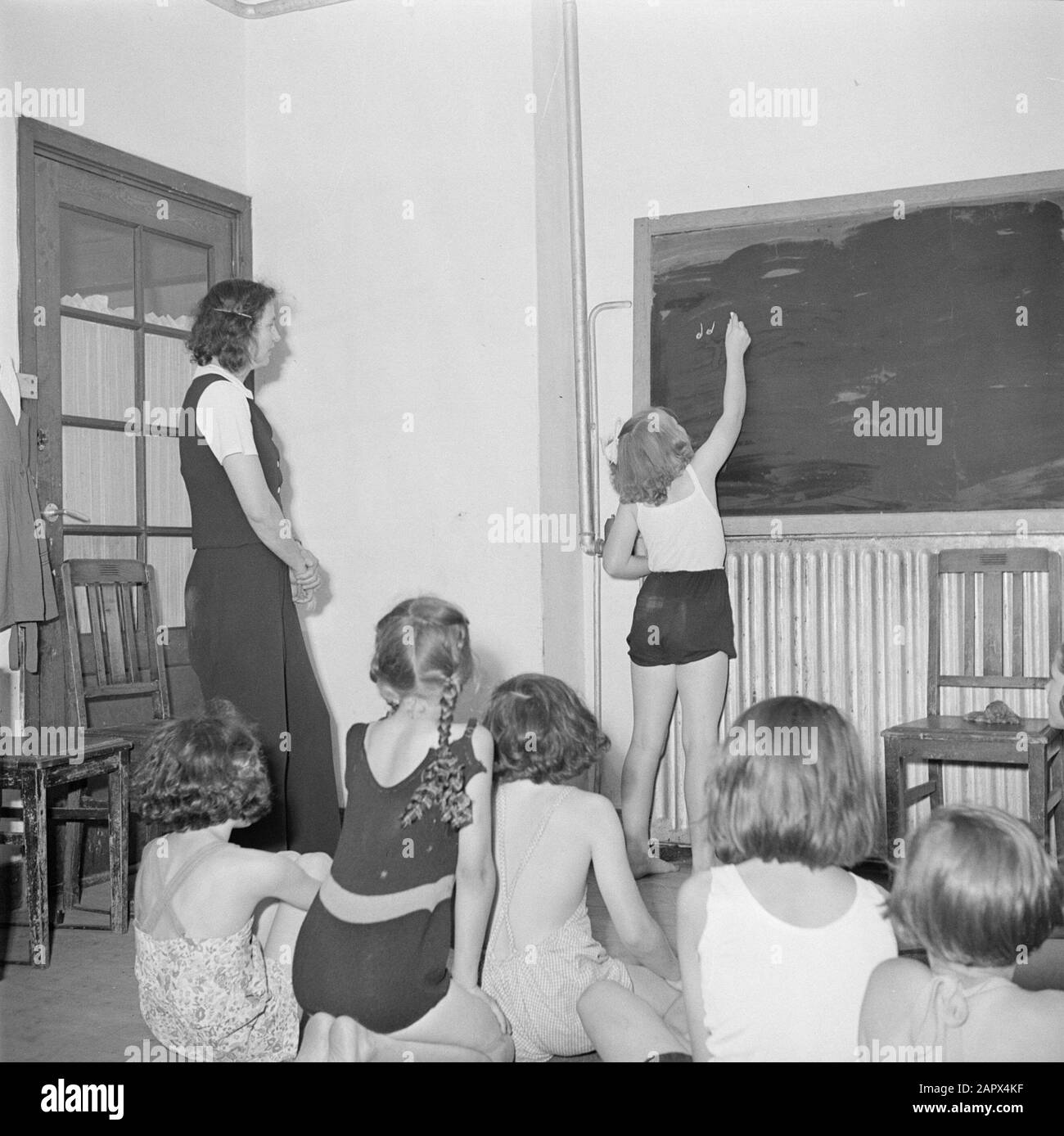 Principessa Beatrix e Principessa Irene al Workshop Comunità dei Bambini di Kees Boeke a Bilthoven Principessa Beatrix scrive note musicali sul tabellone Data: 1947 Parole Chiave: Gymkleding, casa reale, insegnanti, principesse, lavagne, classi scolastiche Nome personale: Beatrix, principessa Foto Stock