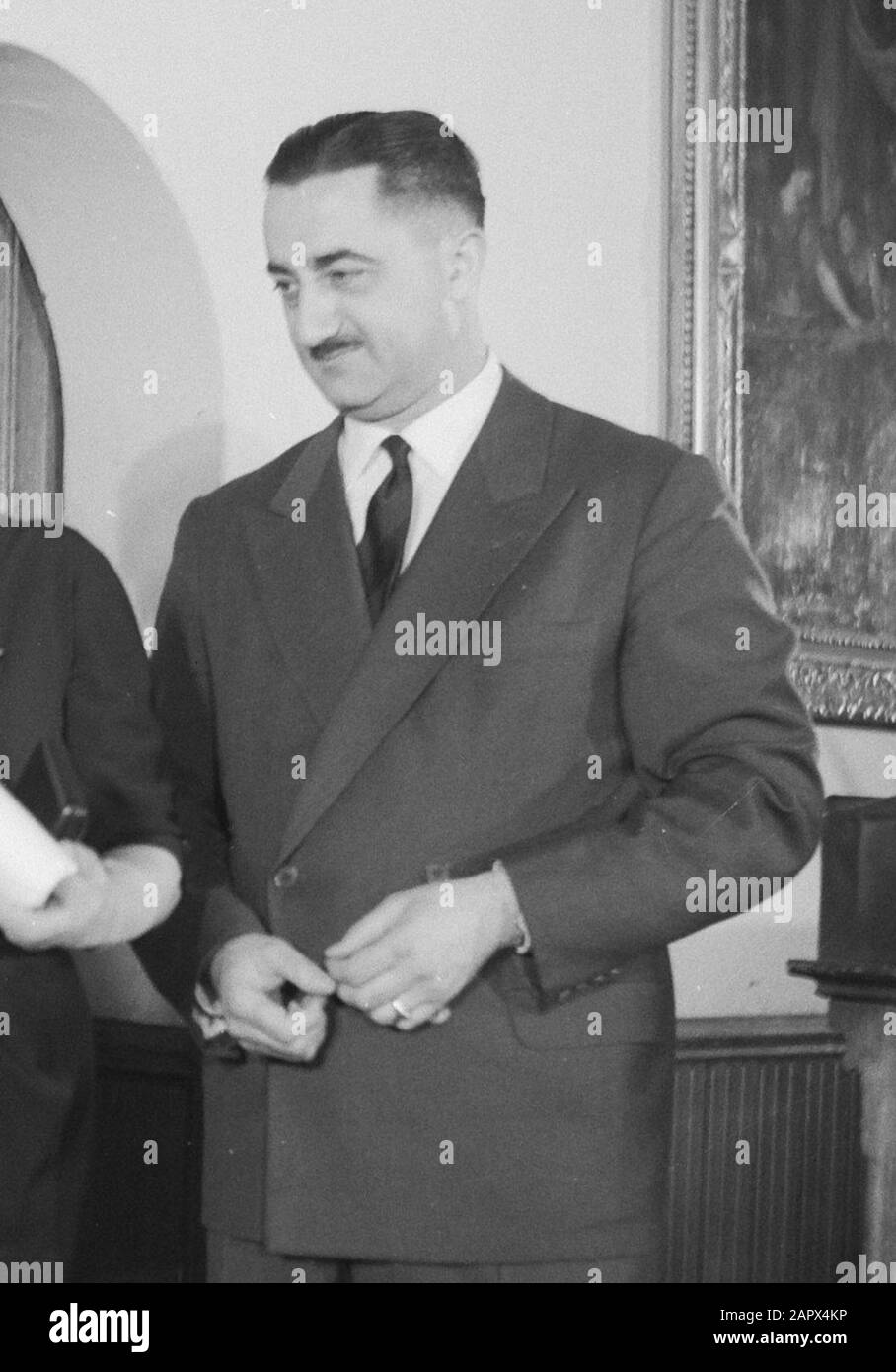 Premio Edward Medal Annotazione: Postuum assegnato al Dr. A. Plesman e assegnato alla sua vedova Sig.ra S.J. Plesman - Van Eijck nella sala di ruolo del Ridderzaal a l'Aia. A sinistra accanto al suo Fons Aler, CEO di KLM. Destra Il Presidente Dell'Organizzazione Internazionale Dell'Aviazione Civile; Walter Binaghi Data: 22 Gennaio 1960 Località: Den Haag Parole Chiave: Aviazione, Premi Foto Stock