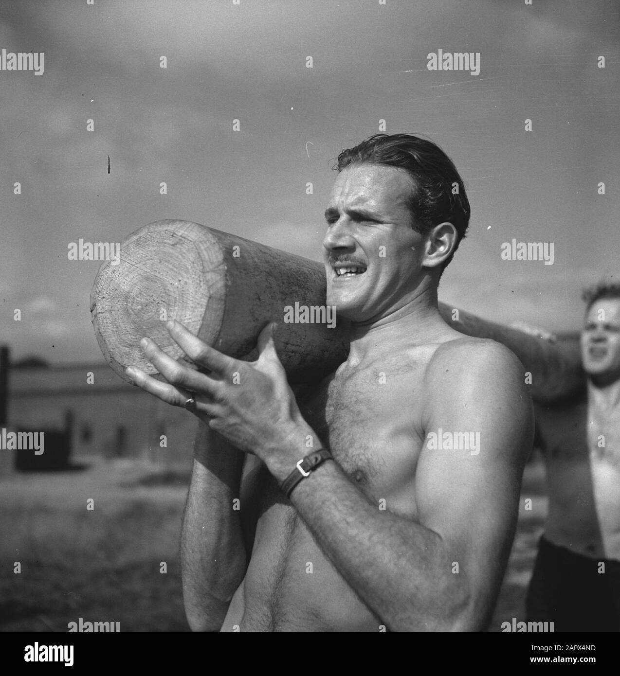 Principessa Irene Brigade in formazione in un campo nelle Midlands. Soldato porta un tronco d'albero Data: Agosto 1943 luogo: Gran Bretagna Parole Chiave: Fitness, campi, esercito, soldati, seconda guerra mondiale Foto Stock