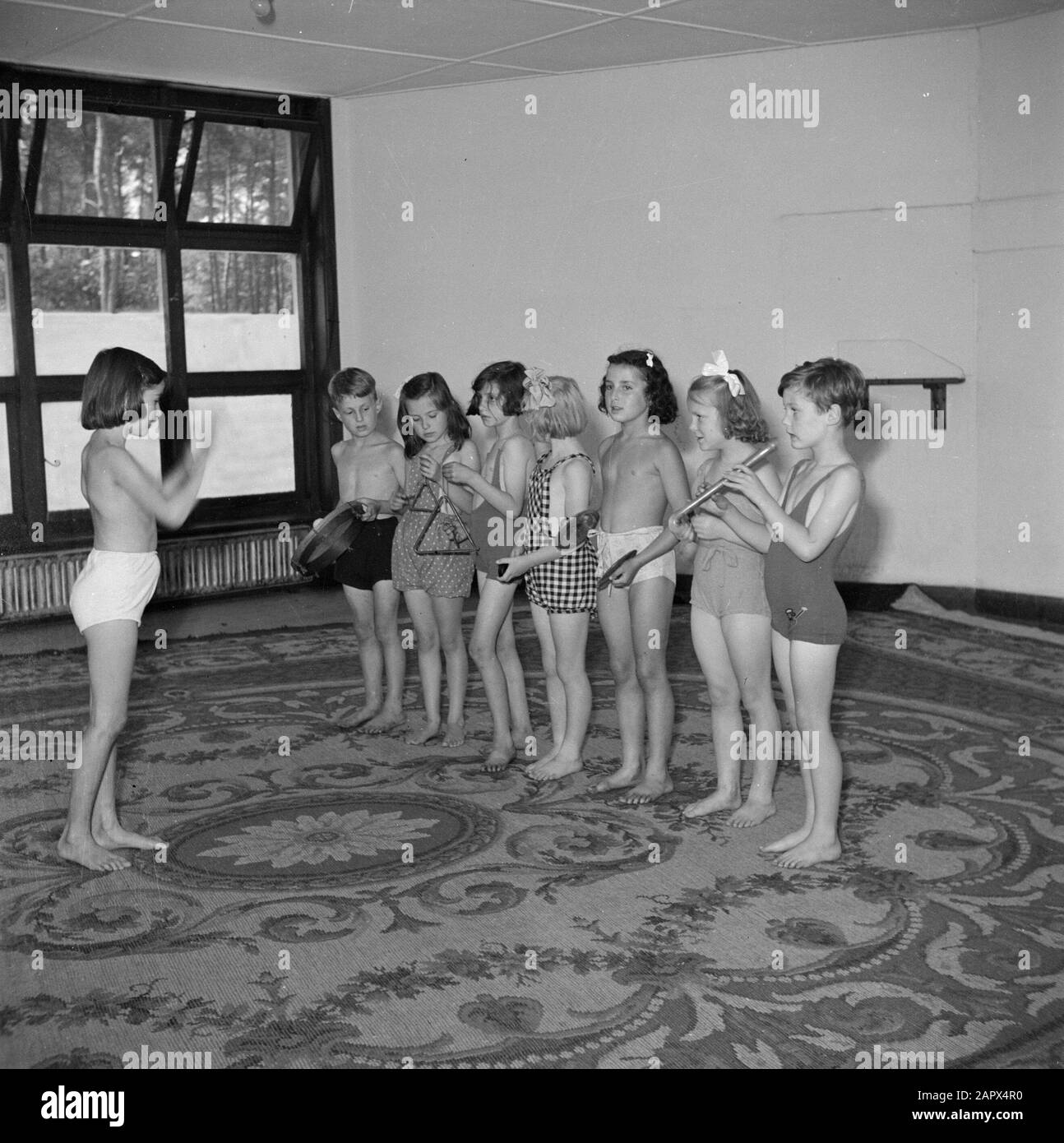 Principessa Beatrix e Principessa Irene al laboratorio Comunità dei bambini di Kees Boeke a Bilthoven Principessa Irene e compagni di classe fare musica in gymwear Data: 1948 luogo: Bilthoven, Utrecht Parole Chiave : casa reale, strumenti musicali, principesse Nome personale: Irene, principessa Foto Stock