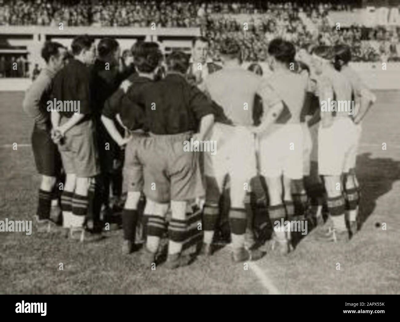 Sport, 1928 Olimpiadi, Amsterdam, Calcio, quarti di finale, 1° incontro  Spagna-Italia risultati 1-1). Registrazione: L'arbitro D.Lombardi  dell'Uruguay spiega le regole ai calciatori Foto stock - Alamy