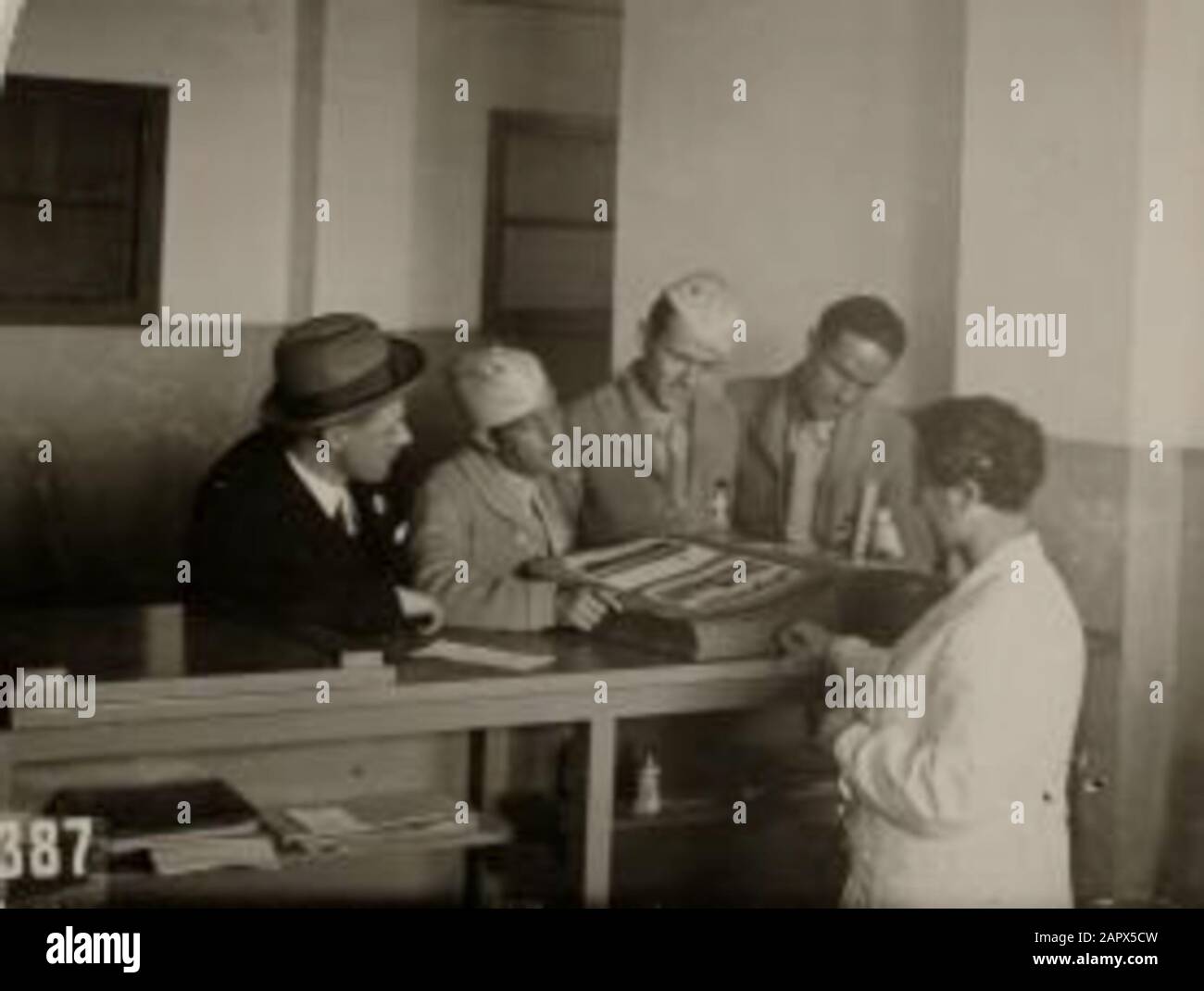 Sport. 1928 Olimpiadi Amsterdam, Paesi Bassi: Atleti italiani guardano un libro fotografico. Foto Stock