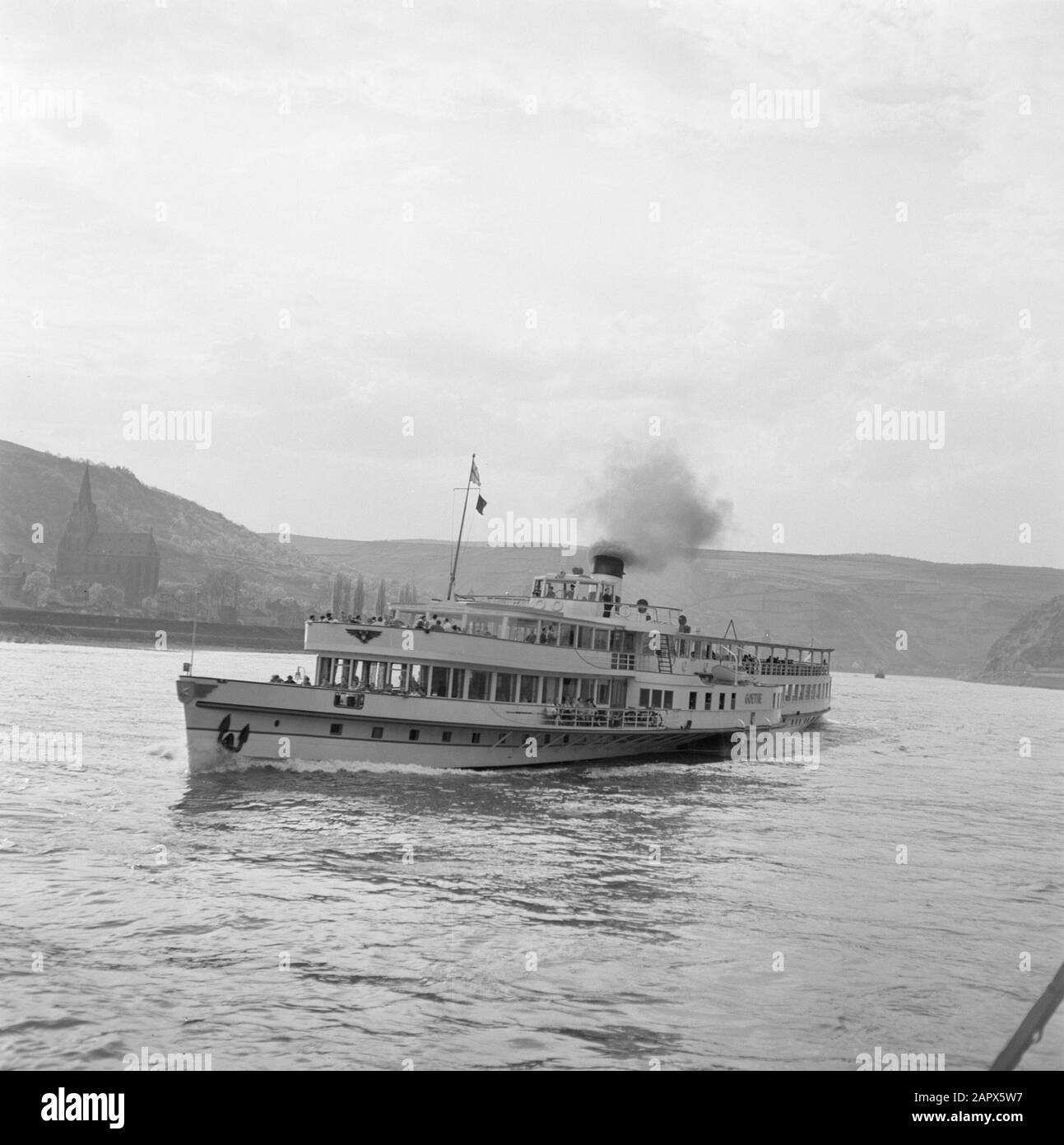 Navigazione sul Reno, reportage da rimorchiatore Damco 9: West Germany Rider steamer Goethe sul Reno vicino Oberwesel Data: 1 aprile 1955 posizione: Germania, Oberwesel, Germania occidentale Parole Chiave: Padding, fiumi, barche turistiche, navi a vapore Foto Stock