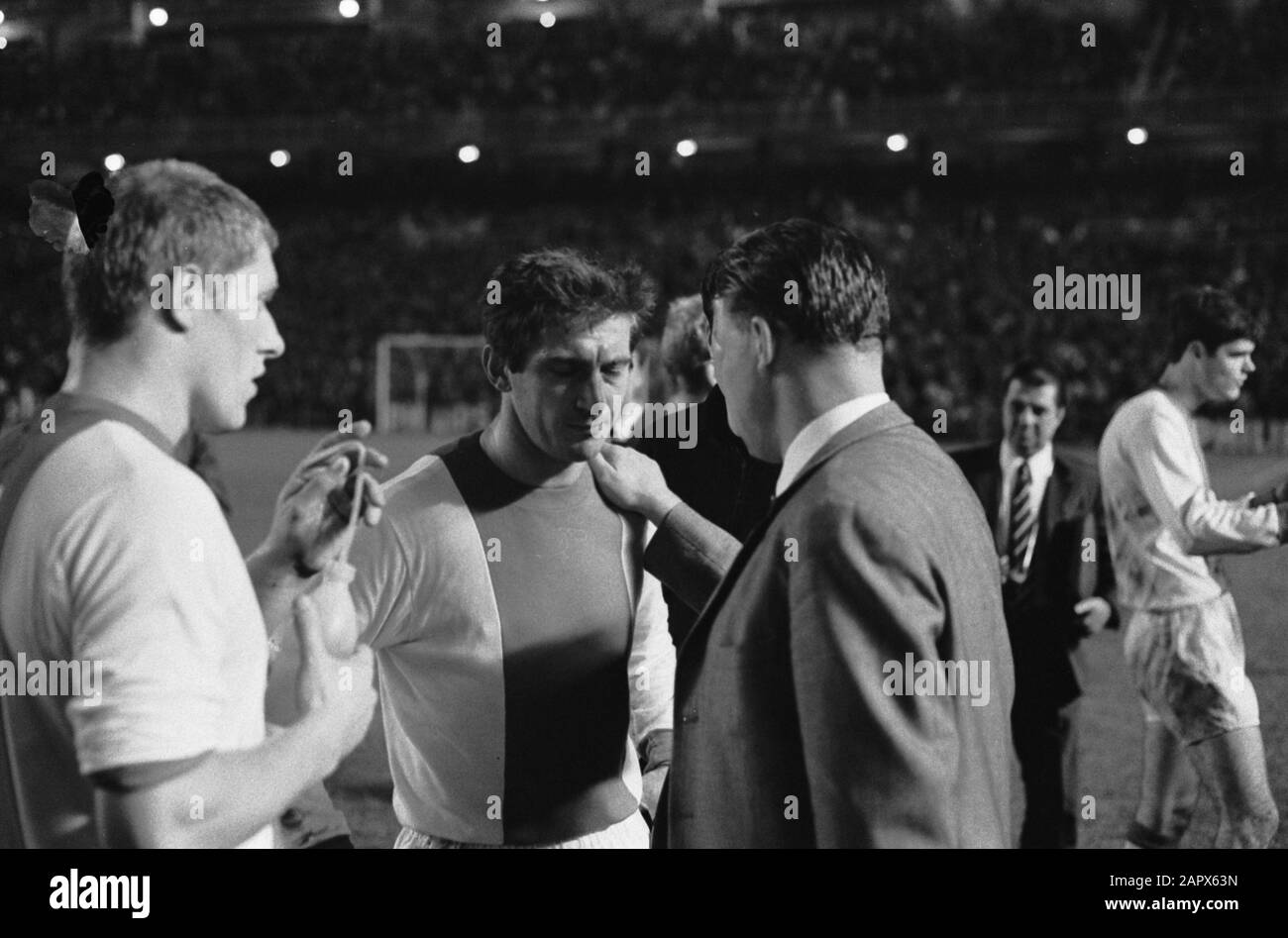 Real Madrid contro Ajax 2-1.Players durante la pausa per il rinnovo Data: 11 ottobre 1967 Parole Chiave: Sport, calcio Istituto Nome: Real Madrid Foto Stock