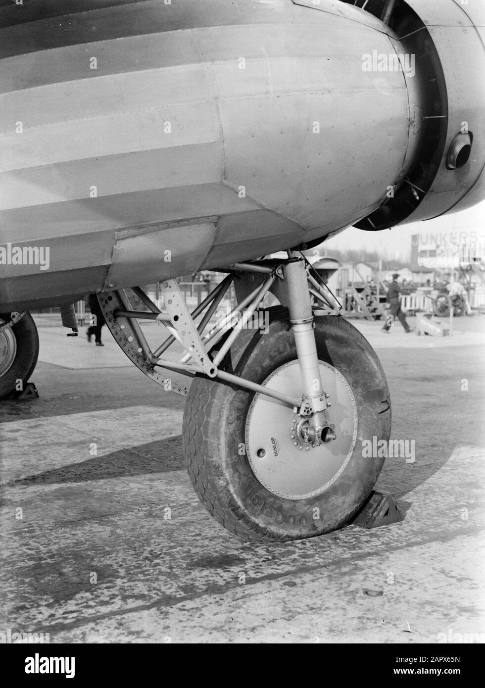 Aeroporto di Berlino - Tempelhof A Destra gondola a motore del Fokker F.XX PH-AIZ Gull Silver Data: Ottobre 1934 posizione: Berlino, Germania Parole Chiave: Aviazione, compagnie aeree, Enginees, aerei, campi aerei Foto Stock