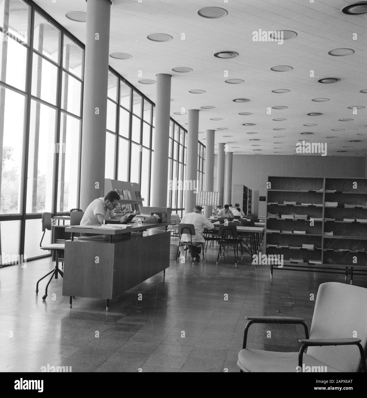 Rehovot. Istituto Weizmann: Interno dell'edificio in cui ha ospitato la biblioteca dell'istituto e il museo. Sala lettura con reparto riviste Data: 1 gennaio 1963 luogo: Israele, Rehovot Parole Chiave: Biblioteche, interni, poli, educazione scientifica, ricerca scientifica Nome personale: Weizmann, Chaim Foto Stock