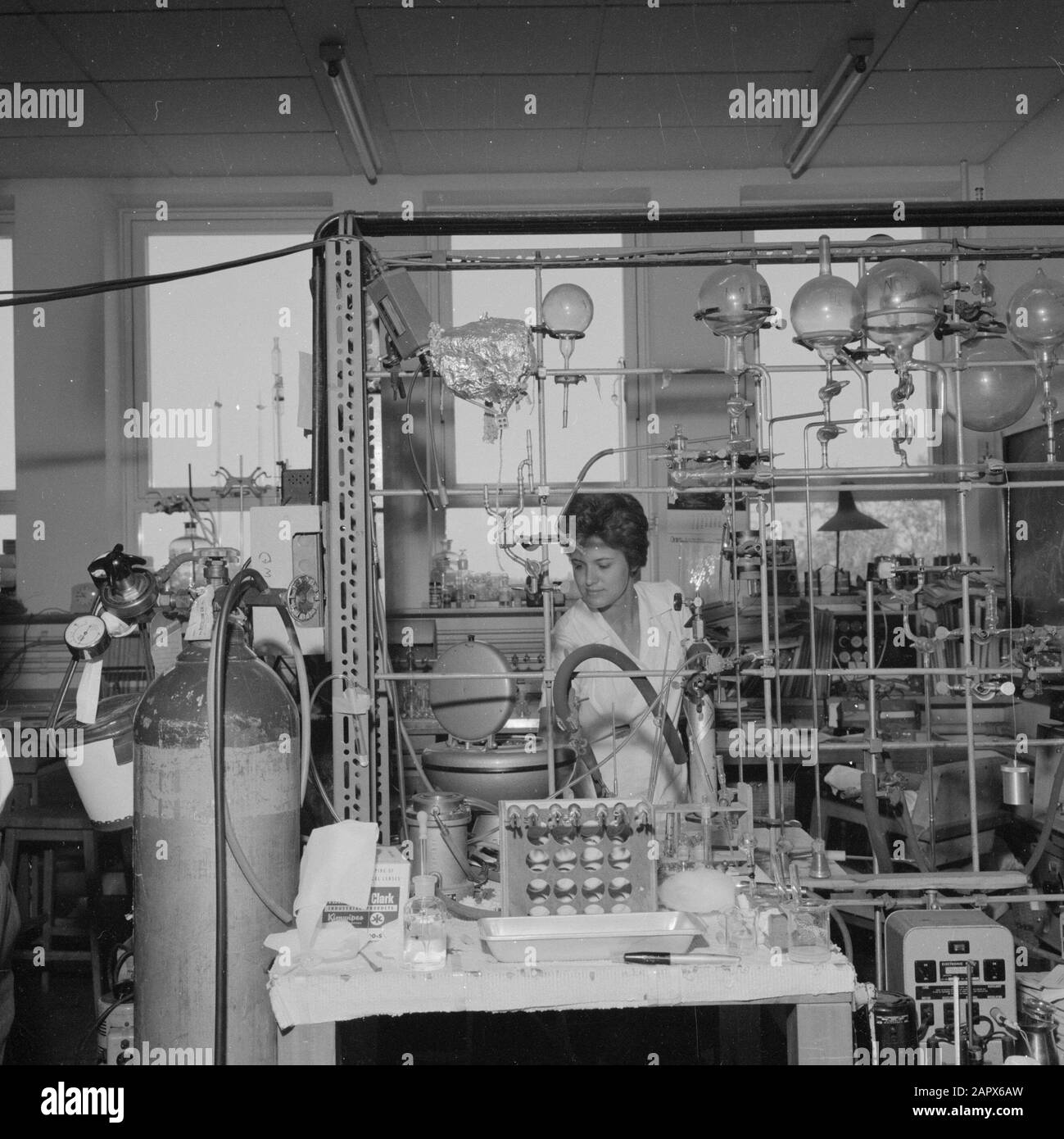 Rehovot. Istituto Weizmann: Interno di uno degli edifici sul sito dell'istituto con un laboratorio al lavoro tra tutti i tipi di attrezzature Data: 1 gennaio 1963 Località: Israele, Rehovot Parole Chiave: Chimica, laboratori, educazione scientifica, ricerca scientifica Nome personale: Weizmann, Chaim Foto Stock