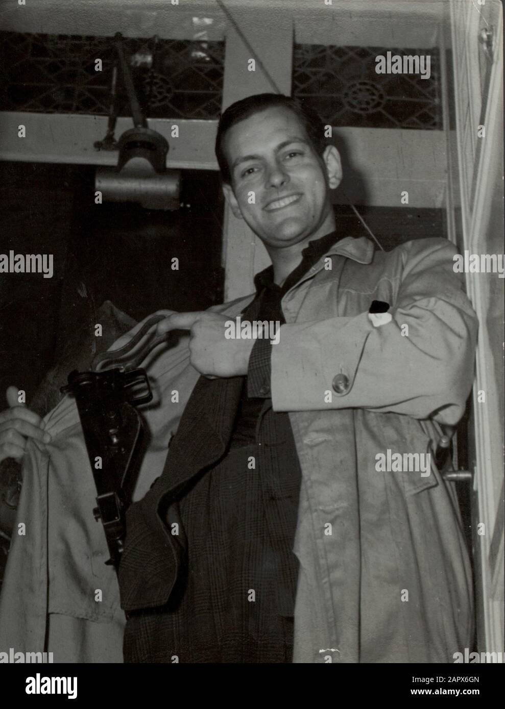 Resistance man Tonny van Renterghem, fotografato dopo la guerra. Qui si pone in una serie sulla resistenza olandese. Armati di un puzzolente; Foto Stock