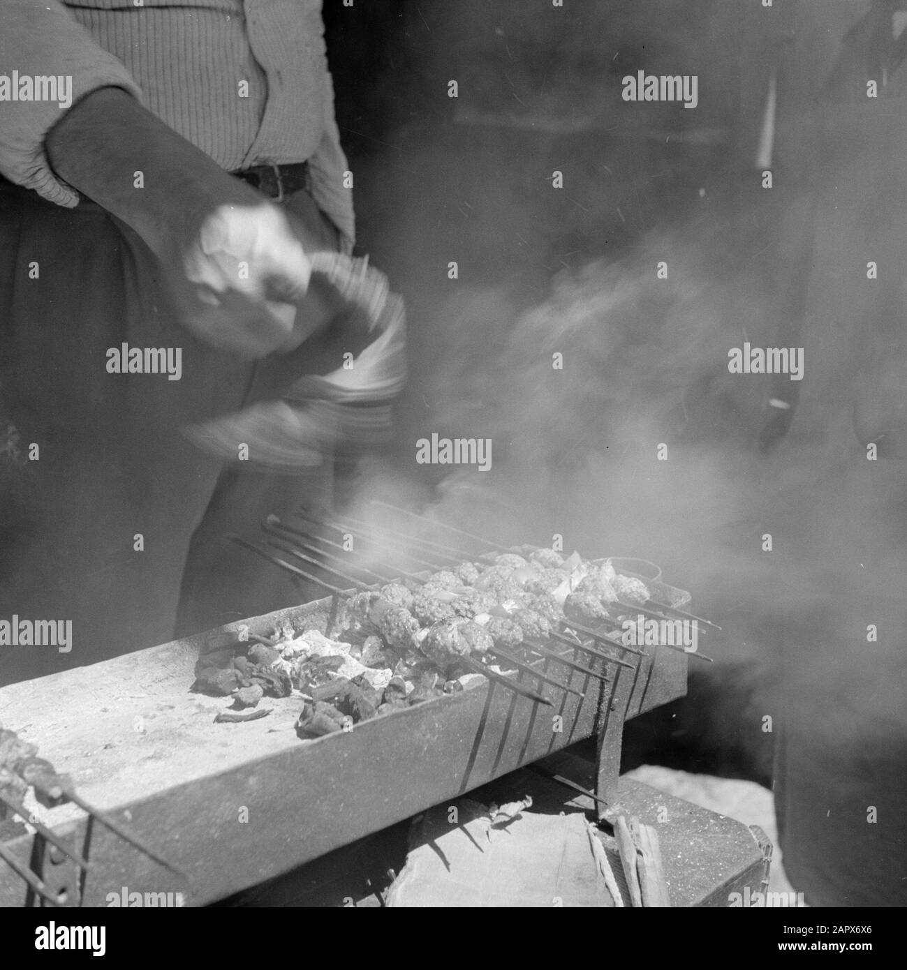 Medio Oriente 1950-1955: Lebanon Restaurant holder when preparing the dish kabbab Data: 1950 luogo: Beirut, Libano Parole Chiave: Pasti, ristoranti, carne Foto Stock