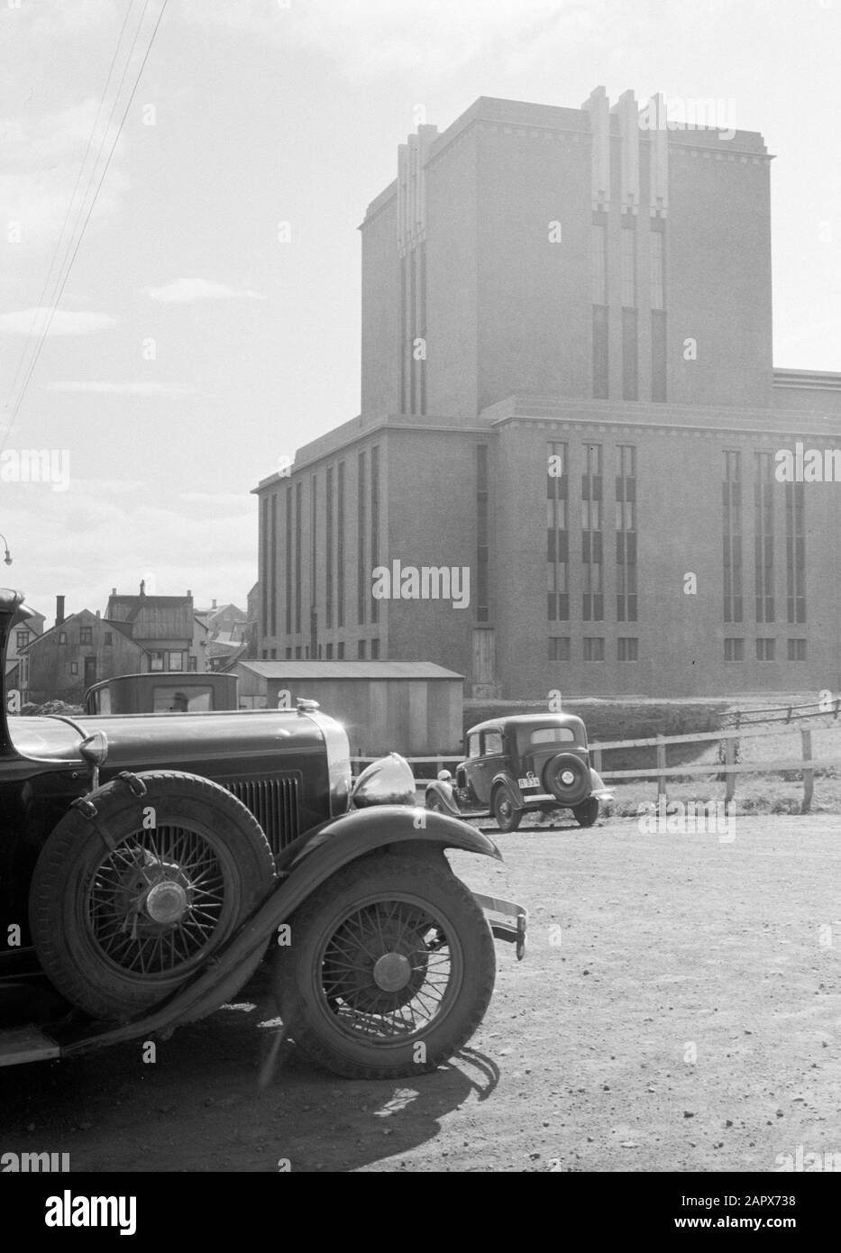 Islanda Reykjavik. Torre del Teatro di Stadsschouwburg. Lasciato un'automobile di passeggero con una ruota di scorta vicino al cofano Data: 1934 posizione: Islanda, Reykjavik Parole Chiave: Architettura, automobili, teatri, città Foto Stock