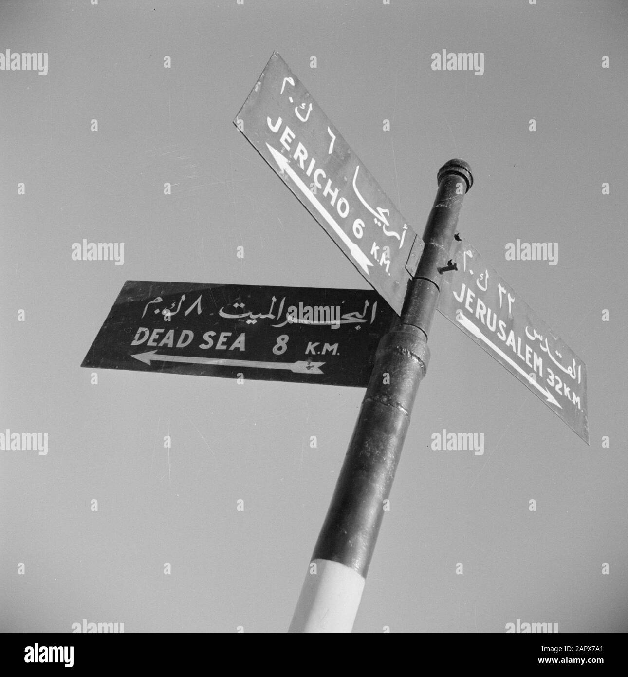 Medio Oriente 1950-1955: Jordan Turn Signal on the Road from Jericho to Jericho, Junction to the Dead Sea Annotation: Al momento della registrazione questo luogo era in Giordania Data: 1950 luogo : Palestina, Gericho, Giordania Parole Chiave: Indicatori di direzione Foto Stock