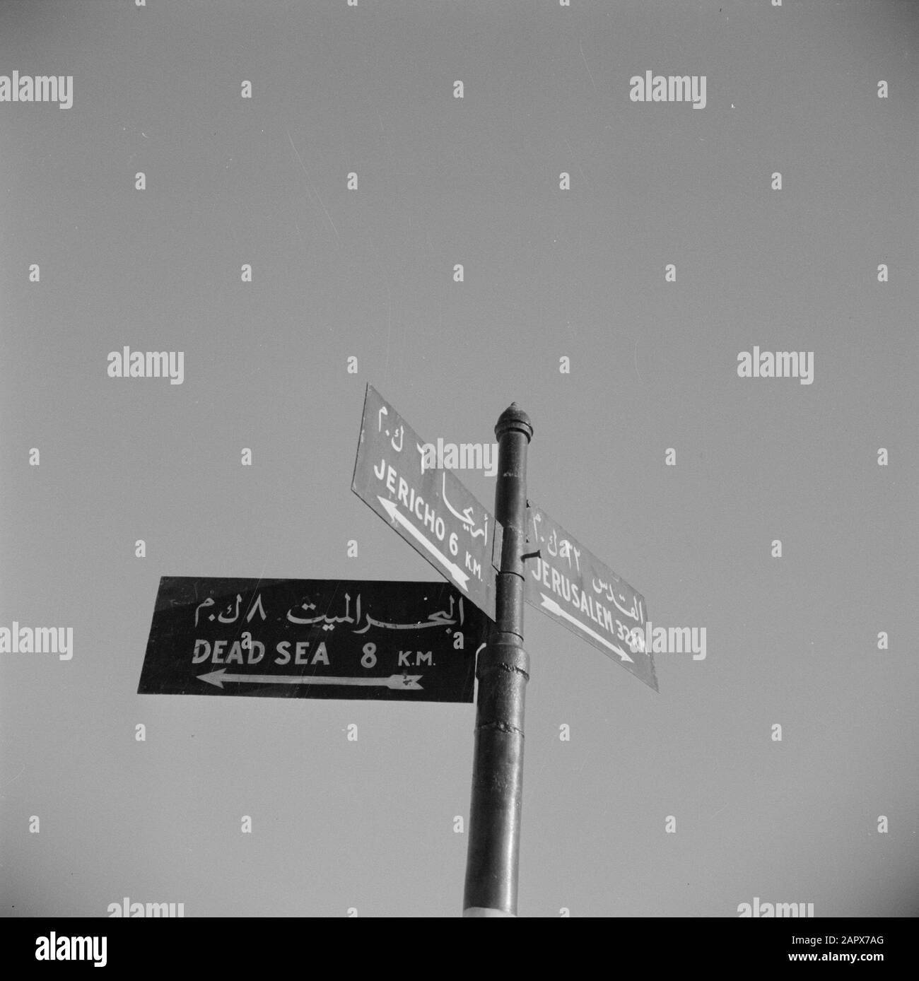 Medio Oriente 1950-1955: Jordan Turn Signal on the Road from Jericho to Jericho, Junction to the Dead Sea Annotation: Al momento della registrazione questo luogo era in Giordania Data: 1950 luogo : Palestina, Gericho, Giordania Parole Chiave: Indicatori di direzione Foto Stock