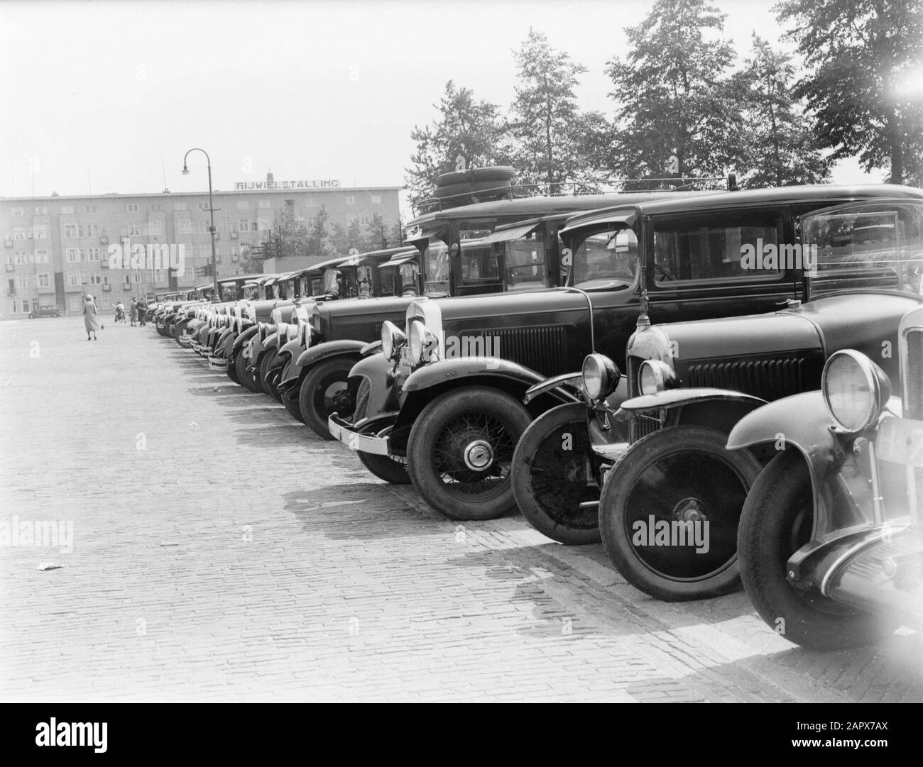 Stadio Olimpico e Stadionbuurt, Amsterdam fila di auto parcheggiate sulla Stadionplein di Amsterdam Data: 1932 posizione: Amsterdam-Zuid, Noord-Holland Parole Chiave: Automobili, immagini della città Foto Stock